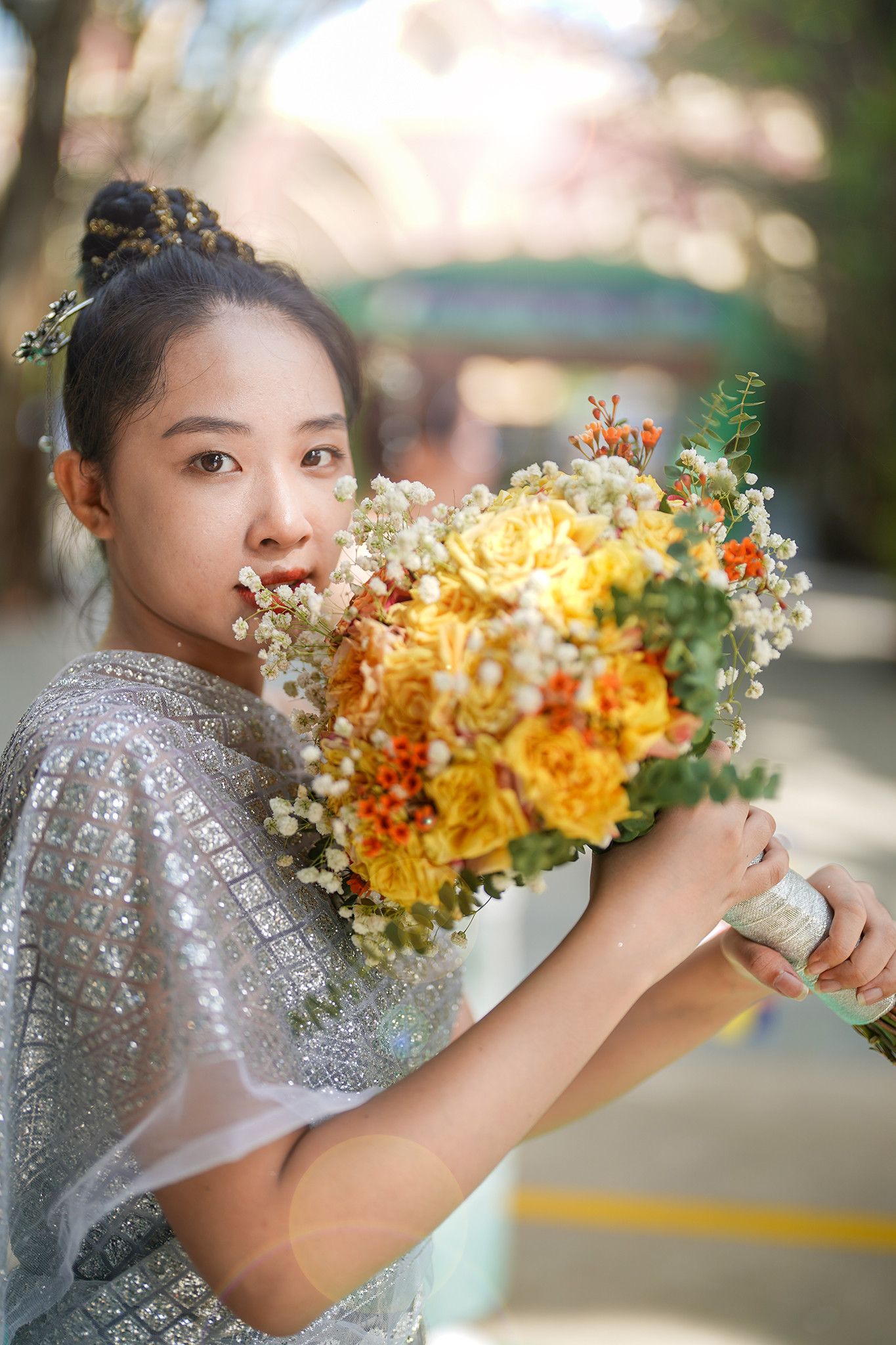 "Với tấm lòng mộ đạo, tôn kính Phật, Pháp, Tăng, tôi đăng ký mặc áo tầm vông và khoác khăn sbay (một loại khăn lụa mềm mại được cuốn chéo từ vai trái xuống sườn phải) để được trở thành một cô gái Khmer trong buổi lễ", bạn Thảo, nhân viên của KDL Suối Tiên chia sẻ.