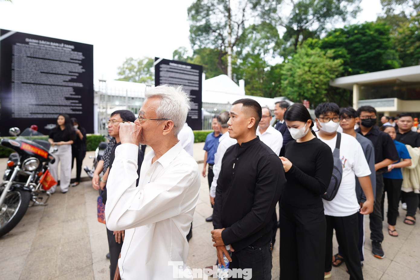 Các đoàn đại biểu và người dân xếp hàng chờ viếng Tổng Bí thư Nguyễn Phú Trọng tại Hội trường Thống Nhất (TPHCM) sáng 25/7. Các đoàn đại biểu và người dân xếp hàng chờ viếng Tổng Bí thư Nguyễn Phú Trọng tại Hội trường Thống Nhất (TPHCM) sáng 25/7.