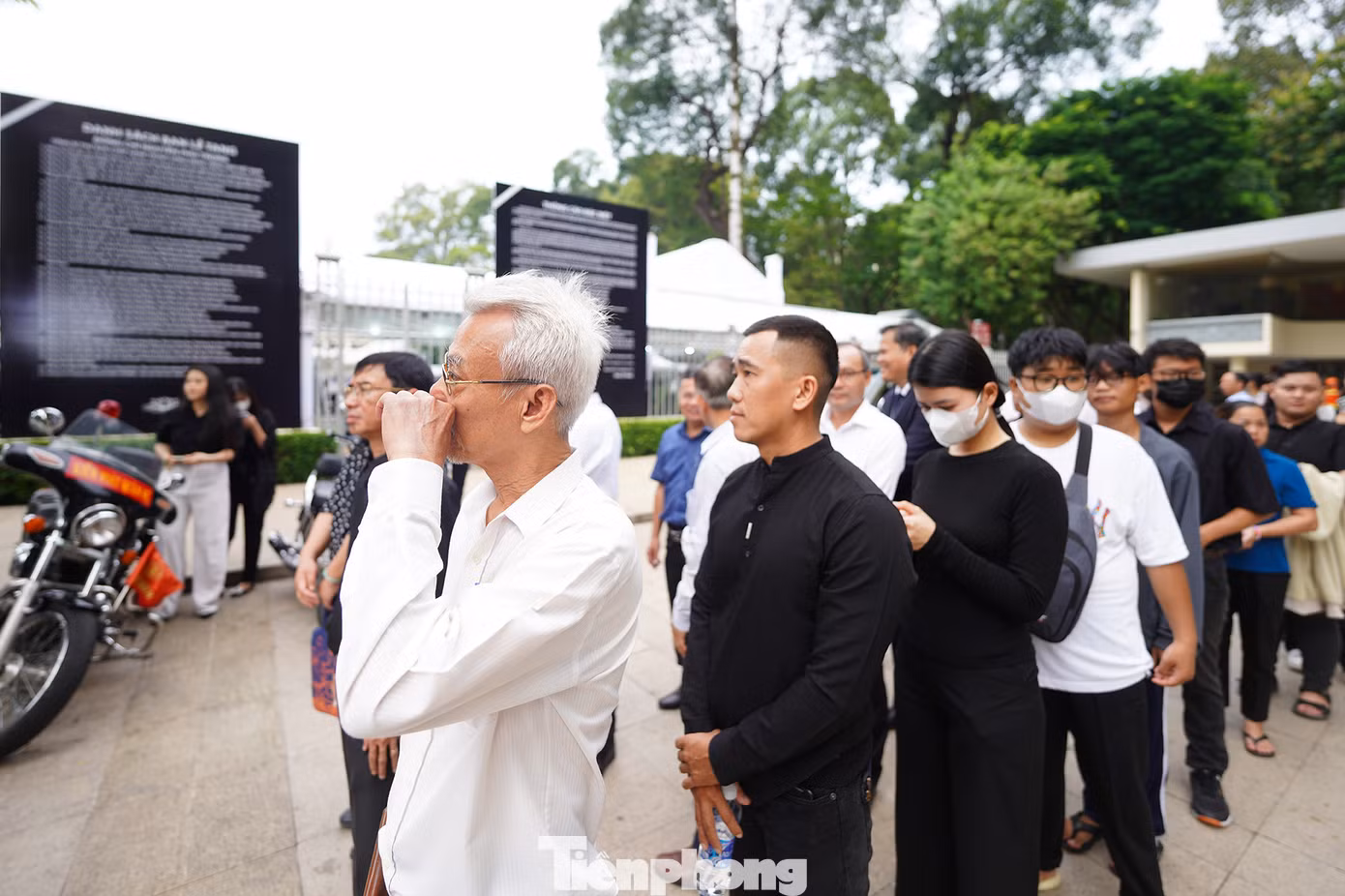 Các đoàn đại biểu và người dân xếp hàng chờ viếng Tổng Bí thư Nguyễn Phú Trọng tại Hội trường Thống Nhất (TPHCM) sáng 25/7. Các đoàn đại biểu và người dân xếp hàng chờ viếng Tổng Bí thư Nguyễn Phú Trọng tại Hội trường Thống Nhất (TPHCM) sáng 25/7.