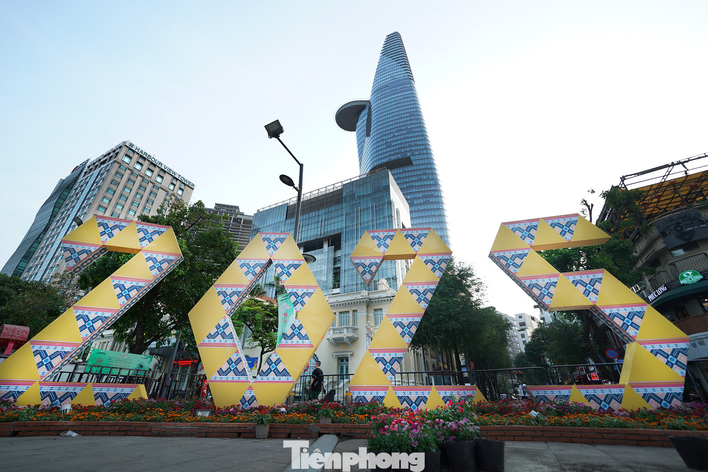 Khu vực đại cảnh với hàng nghìn tấm ốp mây tre được thiết kế đan thưa, sử dụng làm trần và cột, chiều cao khoảng 8 m, trải rộng trên diện tích gần 1.000 m2.