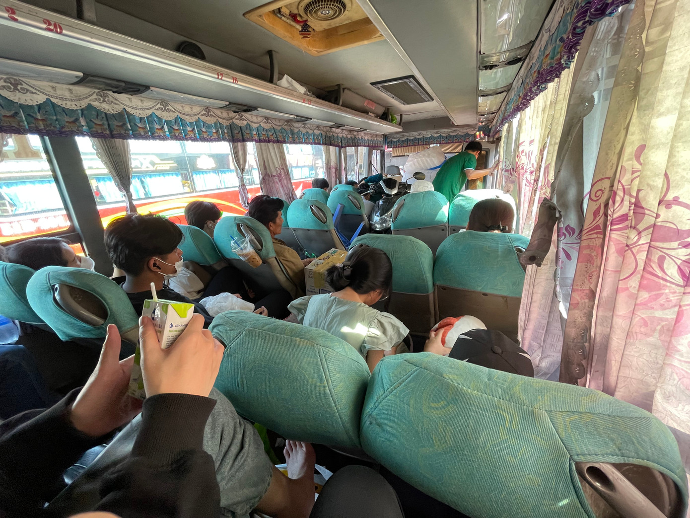 Xe khách những ngày này luôn trong tình trạng hoạt động hết công suất để đưa người dân về quê đón Tết. Xe khách những ngày này luôn trong tình trạng hoạt động hết công suất để đưa người dân về quê đón Tết.