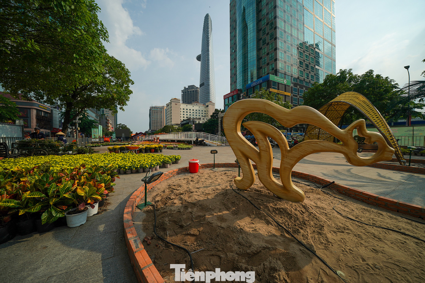 Dài hơn 600m, đường hoa Nguyễn Huệ Tết 2023 sử dụng nhiều chất liệu thân thiện với môi trường và có thể tái sử dụng như kim loại, xốp, mây, tre, nứa, gạch, vải, dây thun… cùng khoảng 88 loại hoa, 18 loại lá, gần 106.000 chậu, giỏ hoa các loại, hơn 300m2...