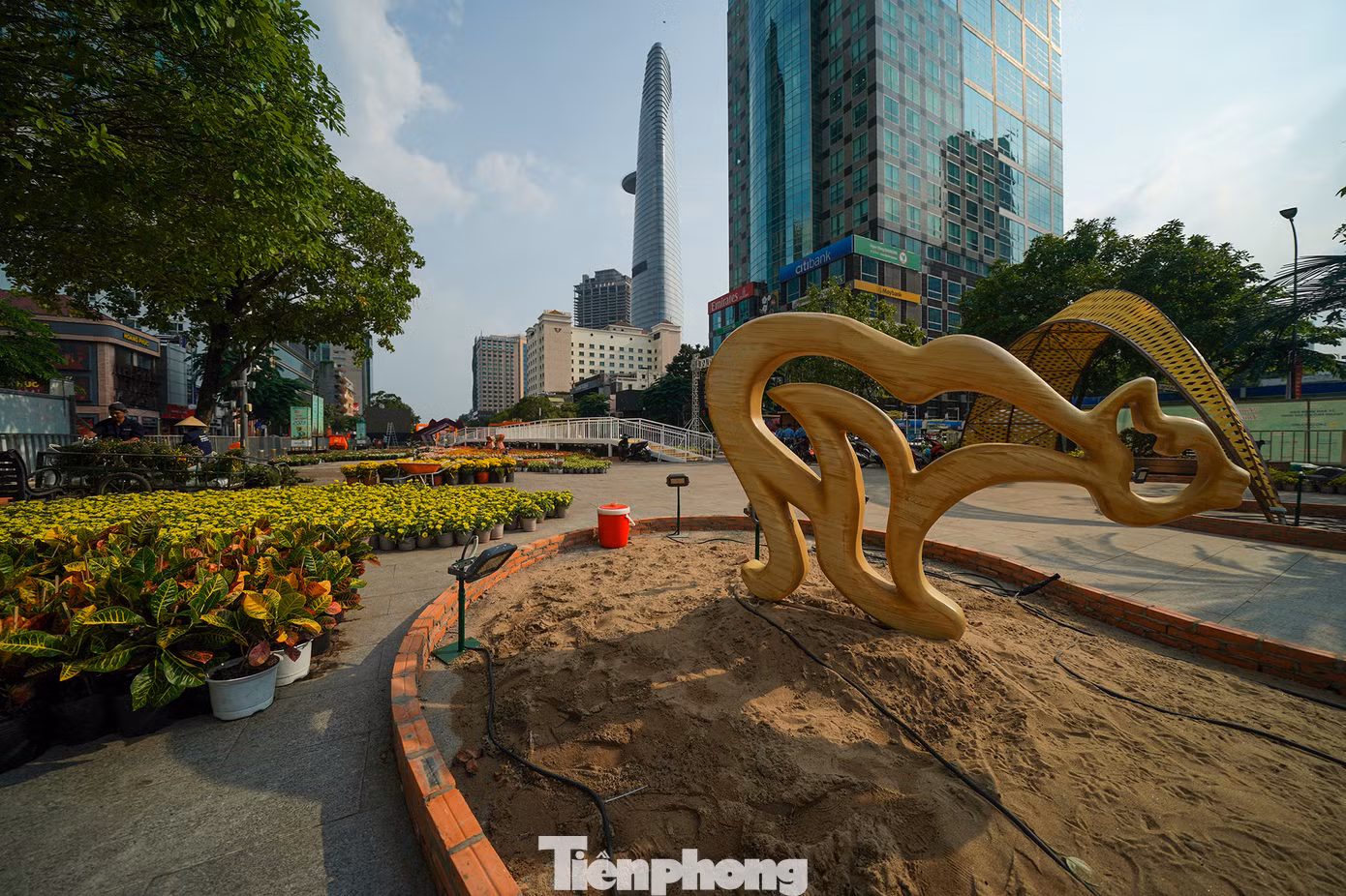 Dài hơn 600m, đường hoa Nguyễn Huệ Tết 2023 sử dụng nhiều chất liệu thân thiện với môi trường và có thể tái sử dụng như kim loại, xốp, mây, tre, nứa, gạch, vải, dây thun… cùng khoảng 88 loại hoa, 18 loại lá, gần 106.000 chậu, giỏ hoa các loại, hơn 300m2...