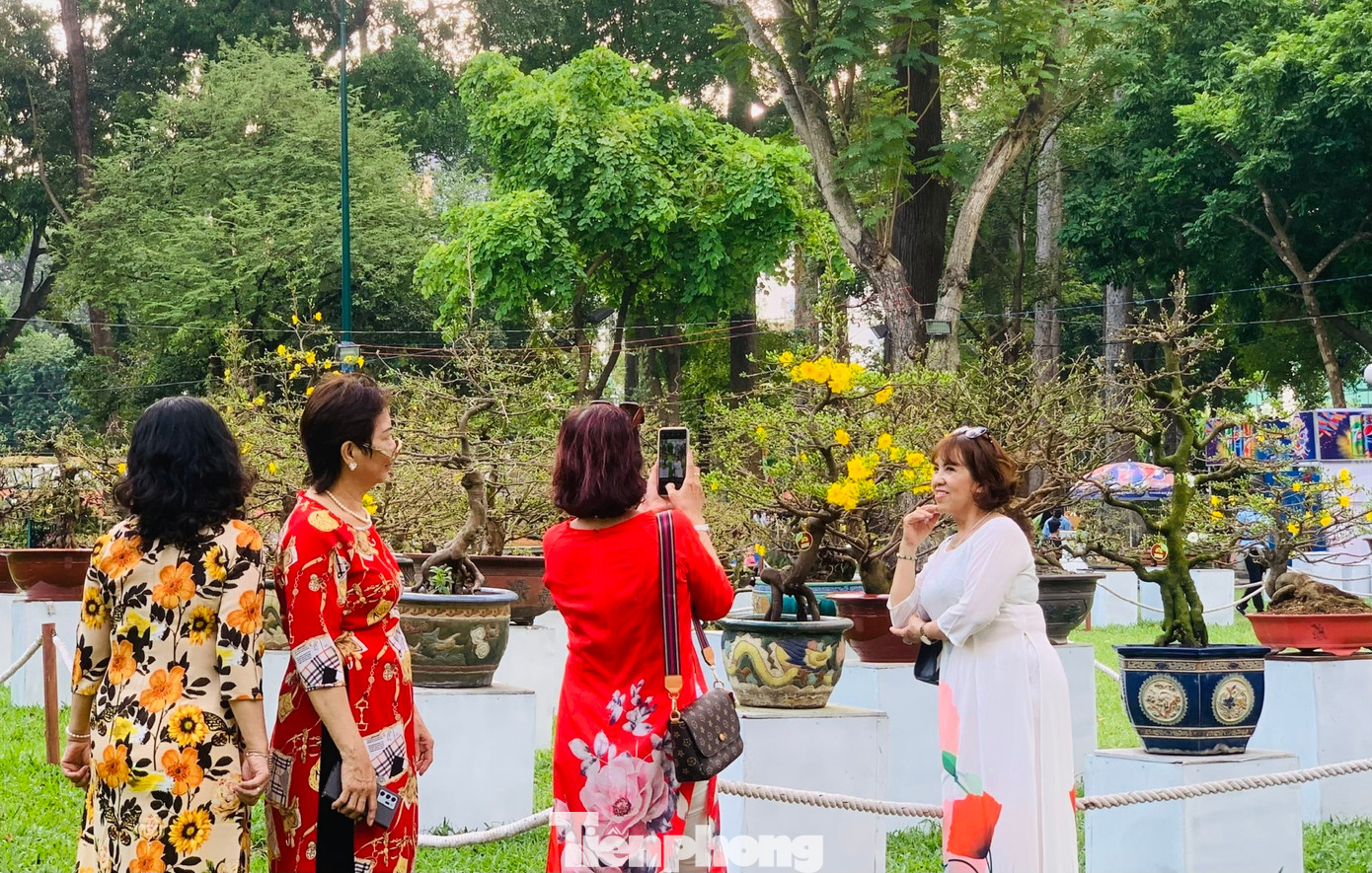 Dù chưa đến giờ khai mạc Hội hoa Xuân TPHCM Tết Quý Mão nhưng đã nhiều người dân mặc áo dài đến công viên Tao Đàn, Quận 1 mua vé sớm để vào đây ngắm các loại hoa, cây kiểng, bon sai và chụp ảnh kỷ niệm trong dịp Tết đến, Xuân về.