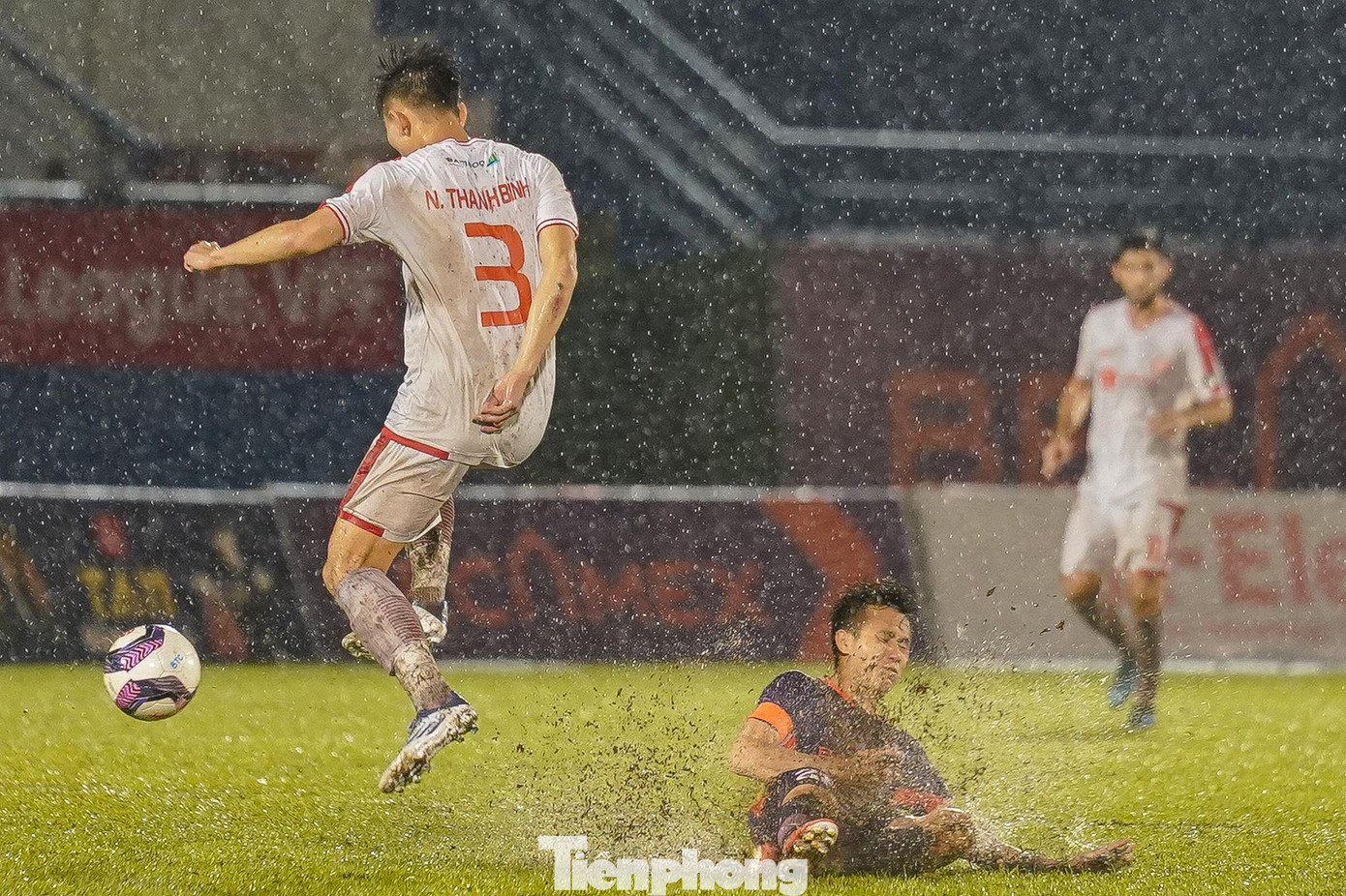 Cơn mưa lớn ở hiệp 2 ảnh hưởng đến lối chơi của hai đội. Cơn mưa lớn ở hiệp 2 ảnh hưởng đến lối chơi của hai đội.