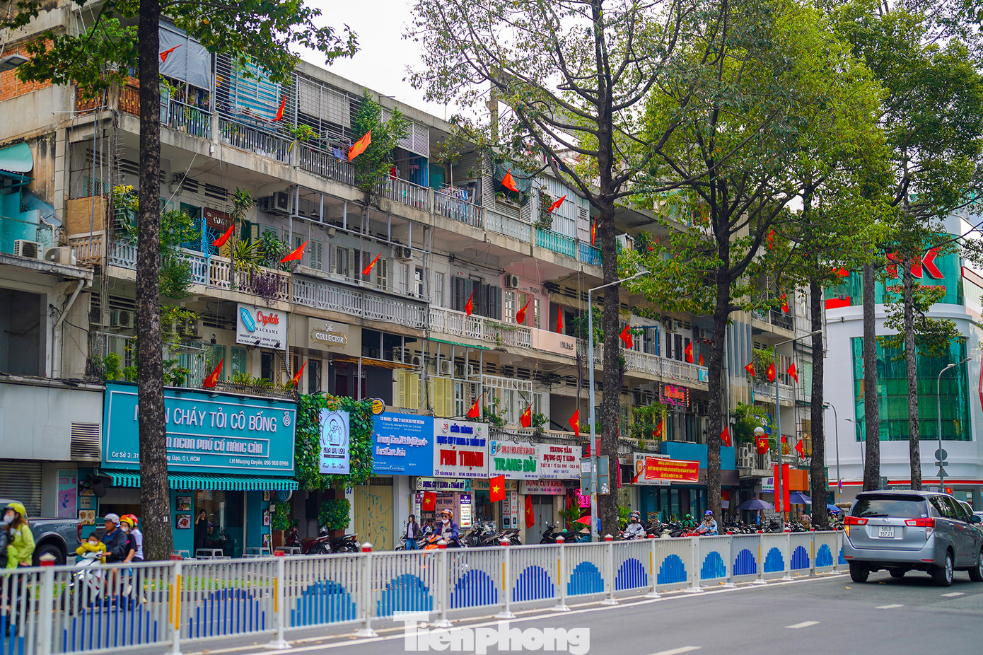 Một góc chung cư trên đường Trần Hưng Đạo (quận 1) rợp cờ hoa.