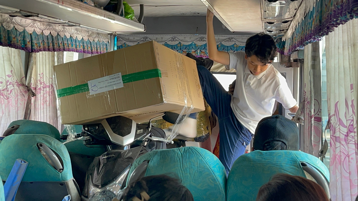 Bi hài hình ảnh một nam hành khách "vượt chướng ngại vật" ngay tại vị trí ghế ngồi của mình để đi vệ sinh.