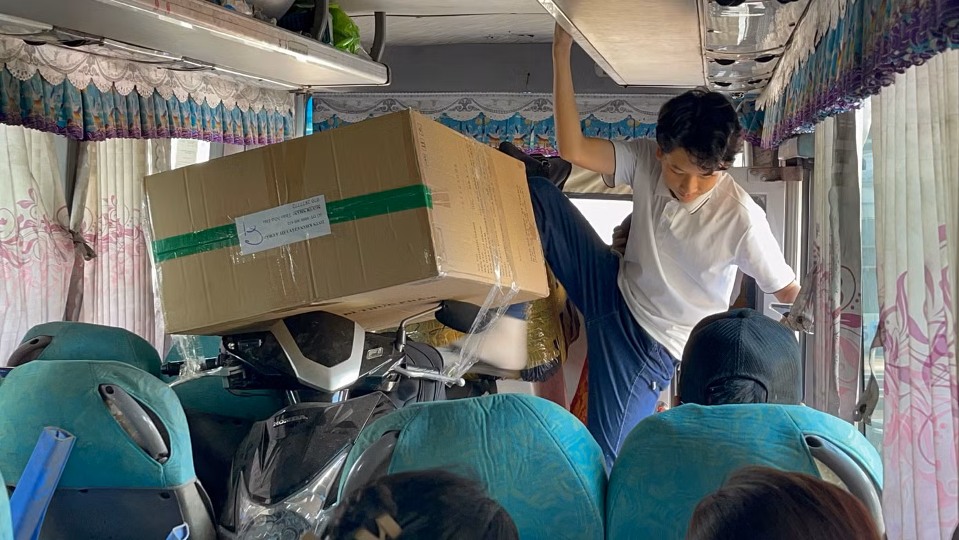 Bi hài hình ảnh một nam hành khách "vượt chướng ngại vật" ngay tại vị trí ghế ngồi của mình để đi vệ sinh.