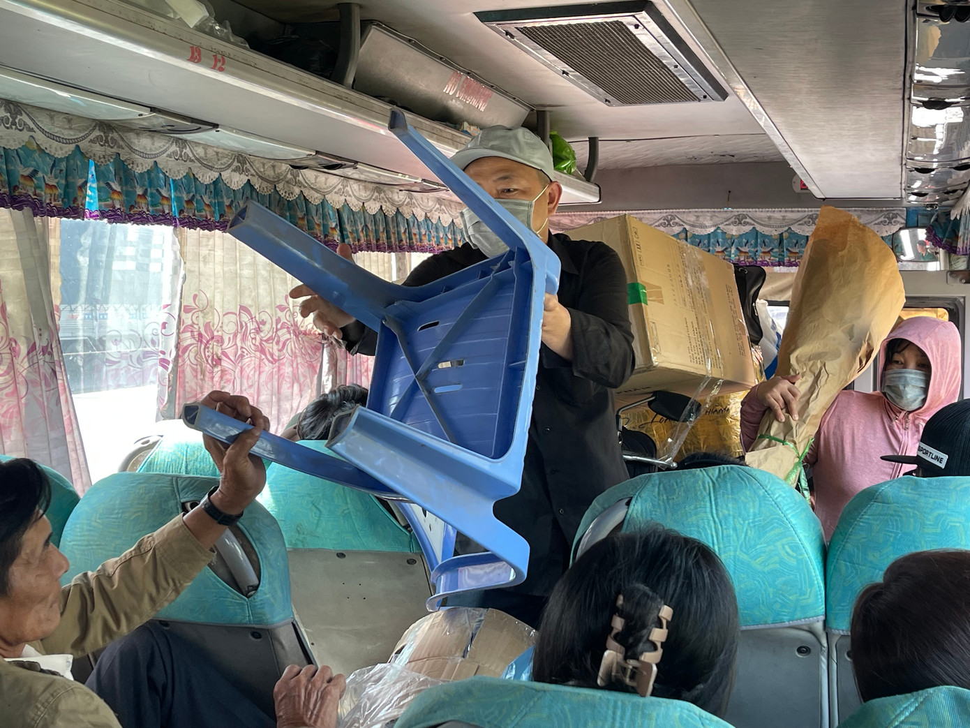 Chiếc ghế nhựa hoàn thành "nhiệm vụ" giữ chỗ cho hai vị khách đã đặt vé trước.