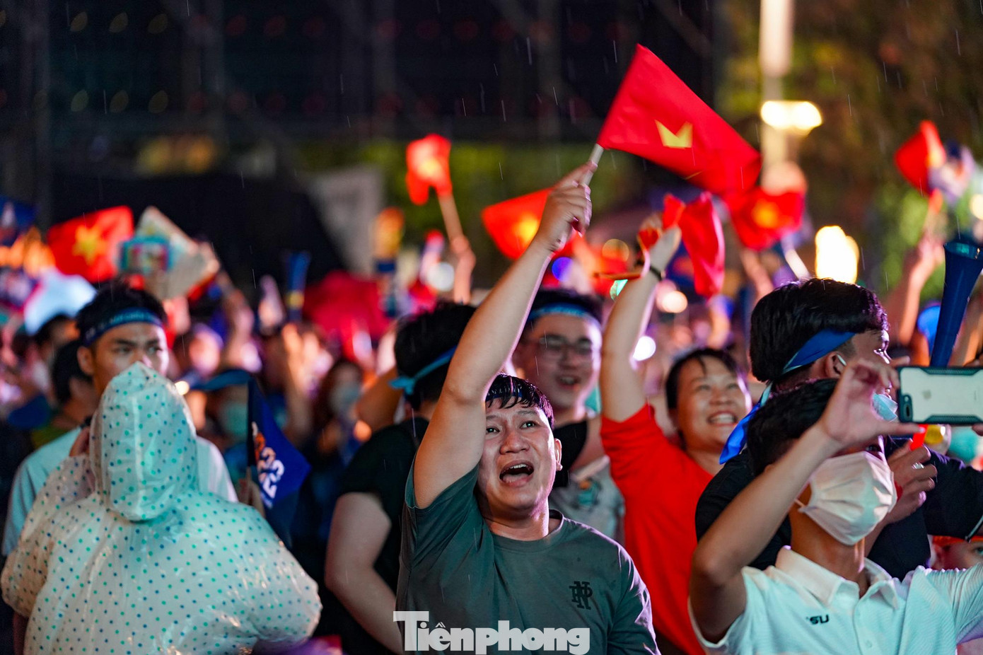 Cơn mưa dường như không không làm ảnh hưởng đến sự cuồng nhiệt của người hâm mộ TPHCM khi U23 Việt Nam có bàn thắng. Cơn mưa dường như không không làm ảnh hưởng đến sự cuồng nhiệt của người hâm mộ TPHCM khi U23 Việt Nam có bàn thắng.