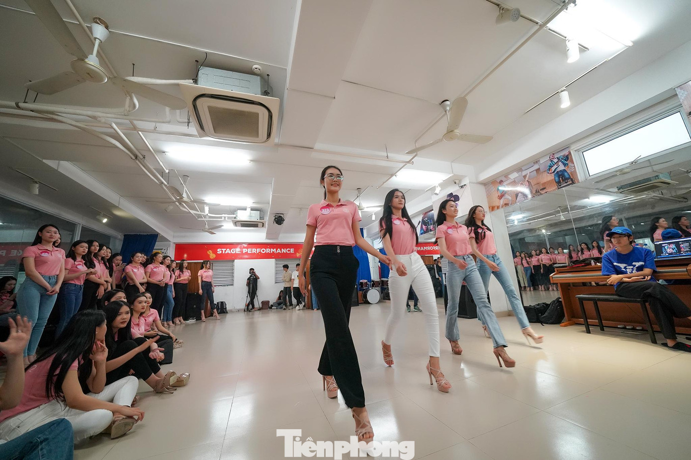 Việc bước đi và tạo dáng, thí sinh được HLV giải thích rất kỹ, phải làm sao tôn được nét đẹp đẹp hình thể tốt nhất.