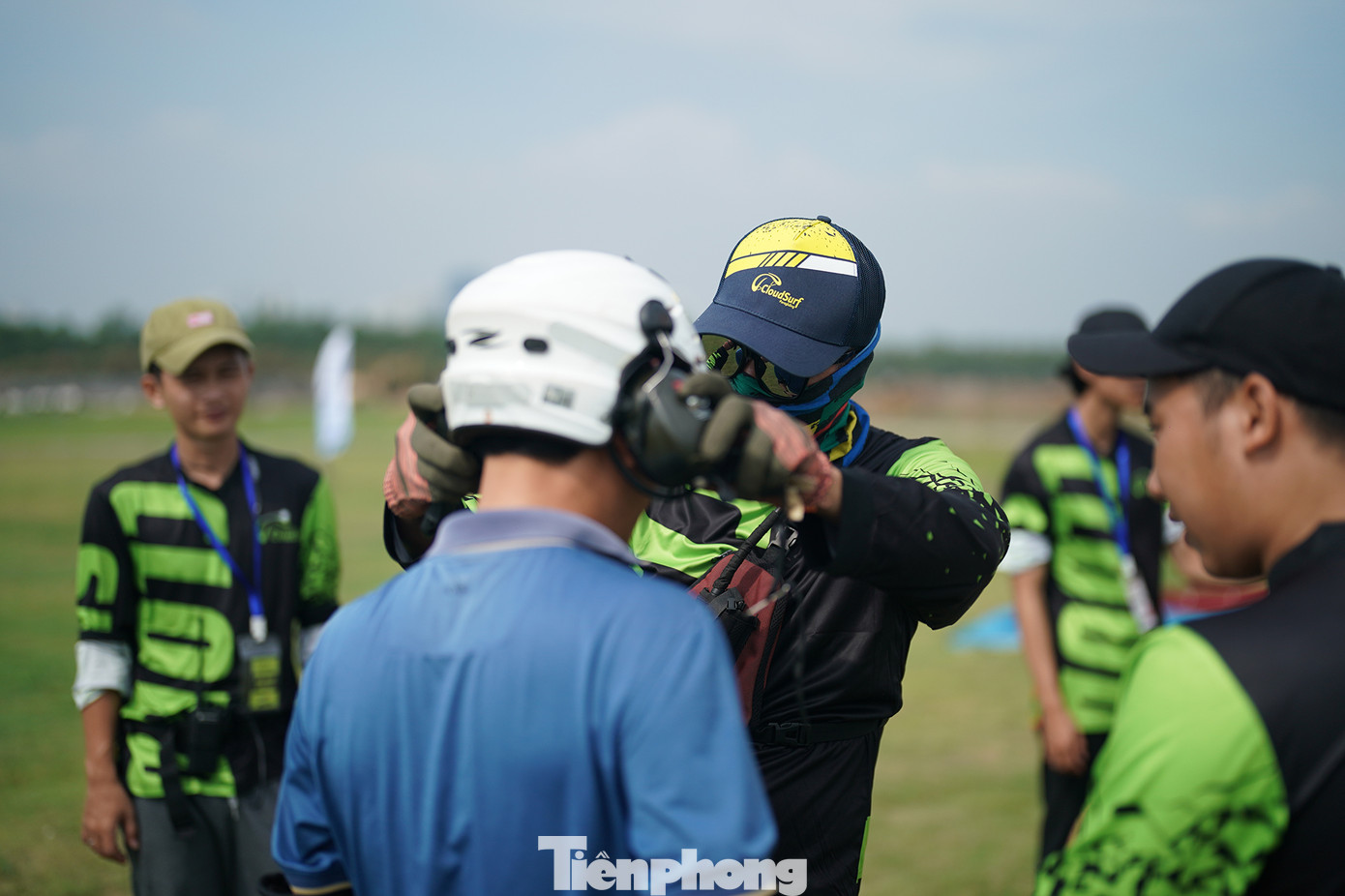 Du khách được hướng dẫn chi tiết các yếu tố an toàn trước khi cất cánh. "Hai năm phải thay dù một lần thì quả thật môn này khá tốn kém", du khách này bất ngờ khi được các thành viên tổ bay chia sẻ.