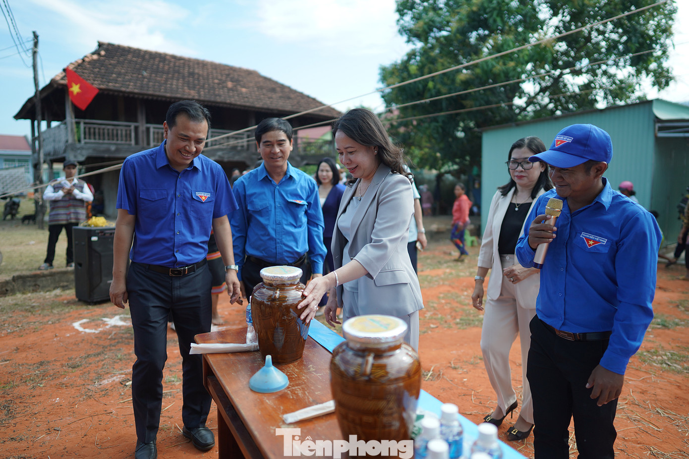 Quyền Chủ tịch nước Võ Thị Ánh Xuân tìm hiểu văn hóa, sản vật của đồng bào ở tỉnh Bình Thuận.