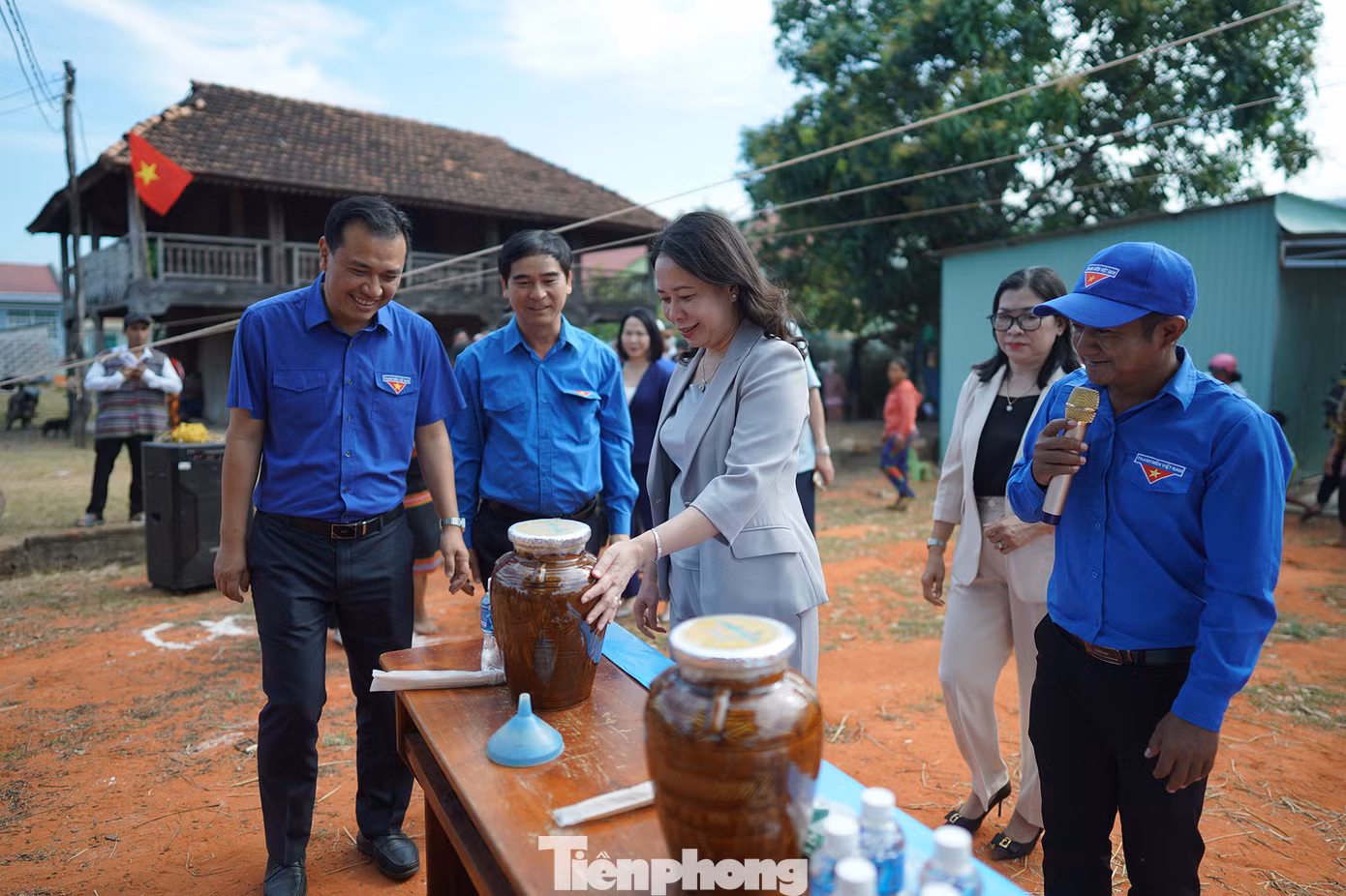 Quyền Chủ tịch nước Võ Thị Ánh Xuân tìm hiểu văn hóa, sản vật của đồng bào ở tỉnh Bình Thuận.