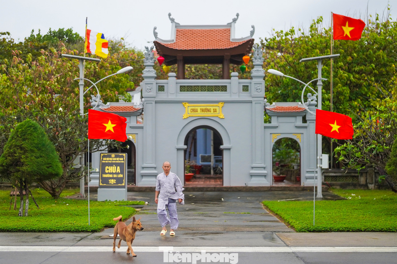 Khung cảnh bình yên ở chùa Trường Sa Lớn mỗi độ xuân về. Trong ảnh, thầy Thích Nhuận Đạt đang cùng chiến sĩ chuẩn bị đón Tết Giáp Thìn. Luôn kề cận bên thầy là chú chó Lu hiền lành, luôn đi cạnh thầy.