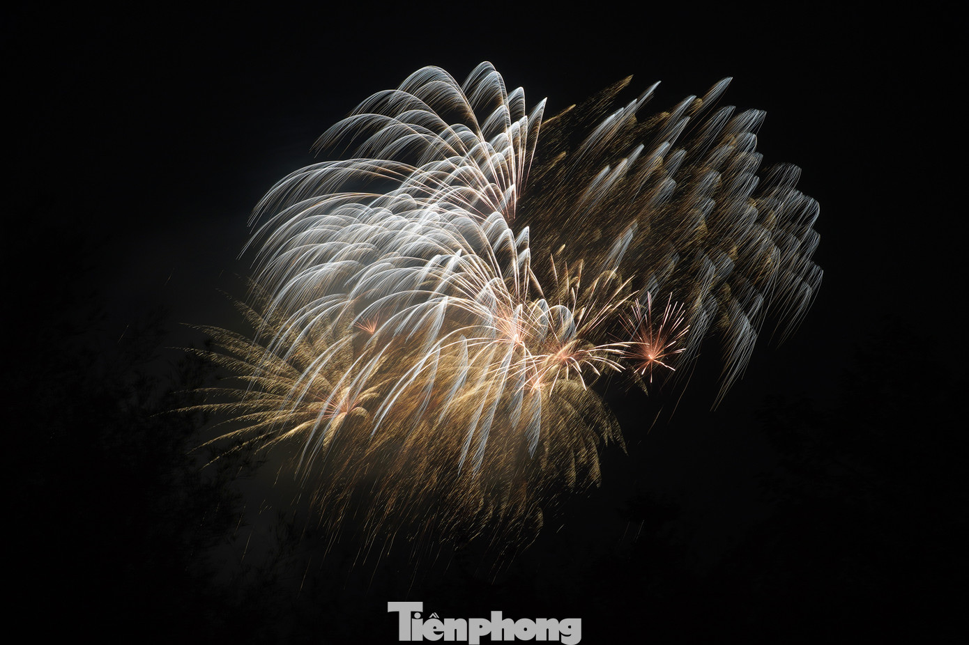 Trong đêm giao thừa đón Tết Giáp Thìn 2024, TPHCM đã bắn pháo hoa tại 11 điểm để phục vụ người dân vui xuân đón tết gồm 2 điểm bắn tầm cao và 9 điểm bắn tầm thấp. 9 điểm tầm thấp tại: Công viên Văn hóa Đầm Sen (quận 11); Khu Truyền thống cách mạng cuộc Tổng tiến công và nổi dậy Xuân Mậu Thân năm 1968 (huyện Bình Chánh); Quảng trường Rừng Sác (huyện Cần Giờ); Đền Bến Nọc (TP Thủ Đức); Công viên văn hóa quận Gò Vấp; Khu di tích lịch sử Ngã ba Giồng (huyện Hóc Môn); Quảng trường trung tâm hành chính quận 7; Khu dân cư Bình Trị Đông, phường Bình Trị Đông B, quận Bình Tân; Khu vực Nhà văn hóa huyện Củ Chi (thị trấn Củ Chi).