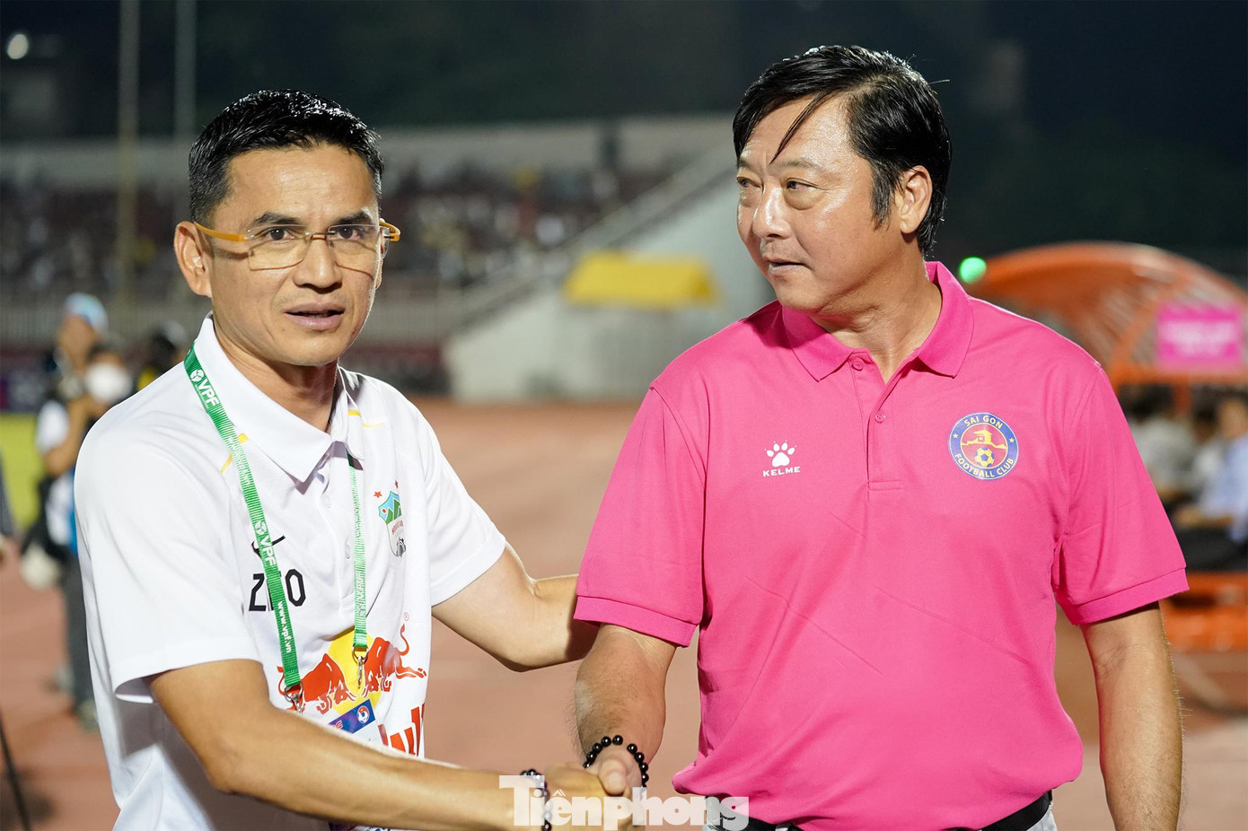 Ngay trước vòng 11, lãnh đạo CLB đã bất ngờ mời về danh thủ Lê Huỳnh Đức để hỗ trợ cho HLV trưởng Phùng Thanh Phương ở chặng đường cam go sắp tới. Theo đó, cựu tiền đạo tên tuổi một thời này sẽ ngồi vào chiếc ghế giám đốc kỹ thuật. Những thay đổi ở thượng tầng chưa biết có giúp Sài Gòn FC giành được 3 điểm trước HAGL hay không, nhưng cuộc đối đầu giữa 2 tiền đạo tên tuổi một thời của bóng đá Việt Nam và Thái Lan là Huỳnh Đức - Kiatisak đang khiến giới chuyên môn rất chú ý.