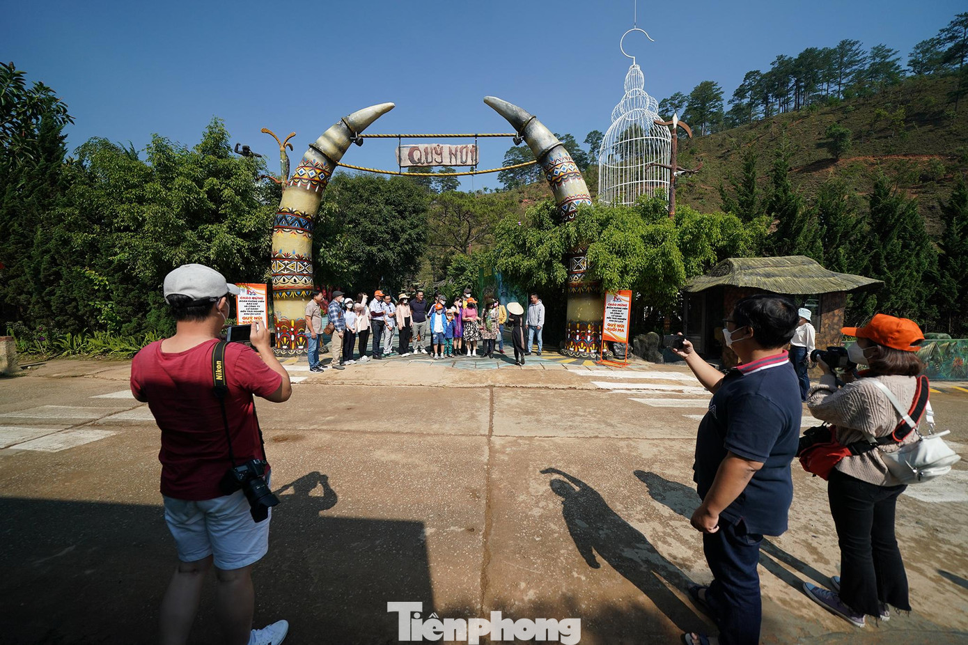 Trong đợt nghỉ giỗ Tổ, nhiều du khách từ TPHCM và Đà Lạt tìm về đây để chụp ảnh, vui chơi, tìm hiểu về tên gọi ma mị "Quỷ Núi - Suối Ma". Trong đợt nghỉ giỗ Tổ, nhiều du khách từ TPHCM và Đà Lạt tìm về đây để chụp ảnh, vui chơi, tìm hiểu về tên gọi ma mị "Quỷ Núi - Suối Ma".