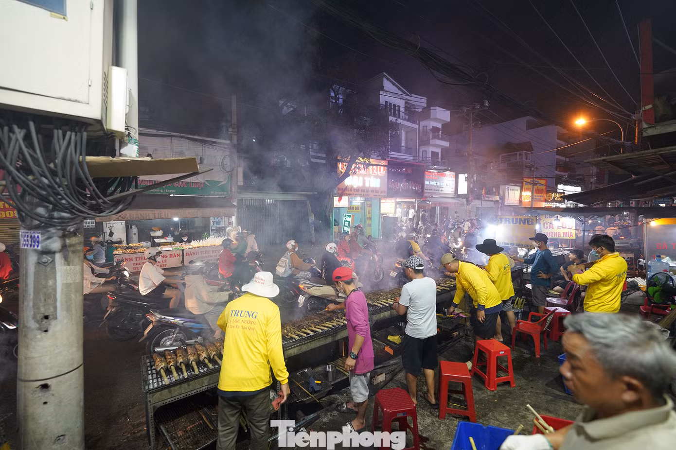 Dọc theo đường Tân Kỳ Tân Quý (quận Tân Phú, TPHCM) từ lâu đã trở thành một địa chỉ nổi tiếng để thưởng thức cá lóc nướng mía, đặc biệt là vào dịp ngày vía Thần tài. Đây là một món ăn đặc sản của người miền Tây Nam Bộ, nhưng tại khu vực này, cá lóc nướng mía đã được biến tấu và trở thành món ăn phổ biến, thu hút nhiều thực khách trong những ngày lễ Tết.