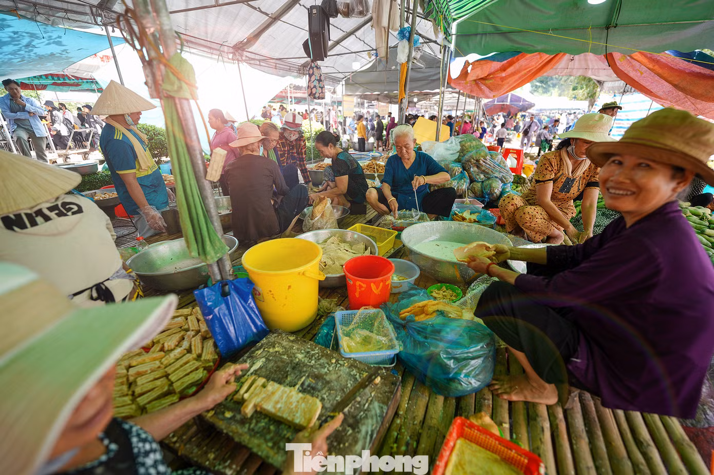 Đây là nhóm nấu ăn tại huyện Tân Trụ (Long An), đa phần các thành viên đều ở gần khu di tích đến góp công thiện nguyện nấu ăn cho lễ hội.