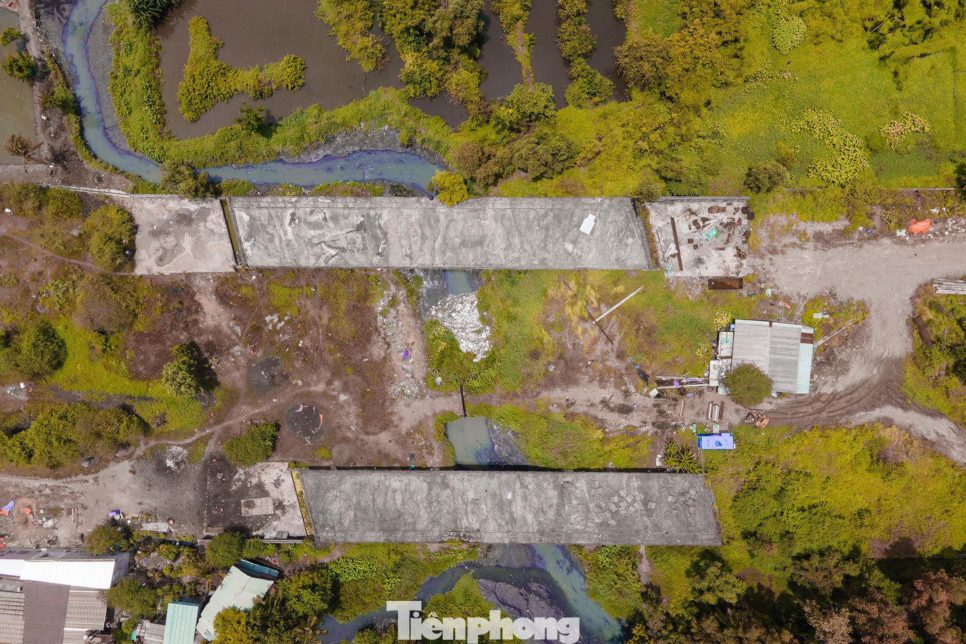 Chia sẻ thêm với PV, Giám đốc Ban quản lý dự án đầu tư xây dựng các công trình giao thông TPHCM cho biết, trong kế hoạch vốn đầu tư trung hạn của TPHCM (giai đoạn 2021-2025) thì TP vẫn đang thiếu vốn. Vừa qua, TPHCM đã đề xuất bổ sung vốn trung hạn khoảng 119.000 tỷ đồng. Vào cuối năm nay, Chính phủ và Quốc hội sẽ xem xét đề xuất này. “Nếu được bố trí vốn trung hạn, TPHCM có thể sẽ sử dụng nguồn này để cân đối, khép kín cho Vành đai 2”- ông Phúc nêu phương án và cho biết thêm, hiện nay còn một phương án khác rất khả thi là sử dụng phí cảng biển để đầu tư cho dự án này. Chia sẻ thêm với PV, Giám đốc Ban quản lý dự án đầu tư xây dựng các công trình giao thông TPHCM cho biết, trong kế hoạch vốn đầu tư trung hạn của TPHCM (giai đoạn 2021-2025) thì TP vẫn đang thiếu vốn. Vừa qua, TPHCM đã đề xuất bổ sung vốn trung hạn khoảng 119.000 tỷ đồng. Vào cuối năm nay, Chính phủ và Quốc hội sẽ xem xét đề xuất này. “Nếu được bố trí vốn trung hạn, TPHCM có thể sẽ sử dụng nguồn này để cân đối, khép kín cho Vành đai 2”- ông Phúc nêu phương án và cho biết thêm, hiện nay còn một phương án khác rất khả thi là sử dụng phí cảng biển để đầu tư cho dự án này.