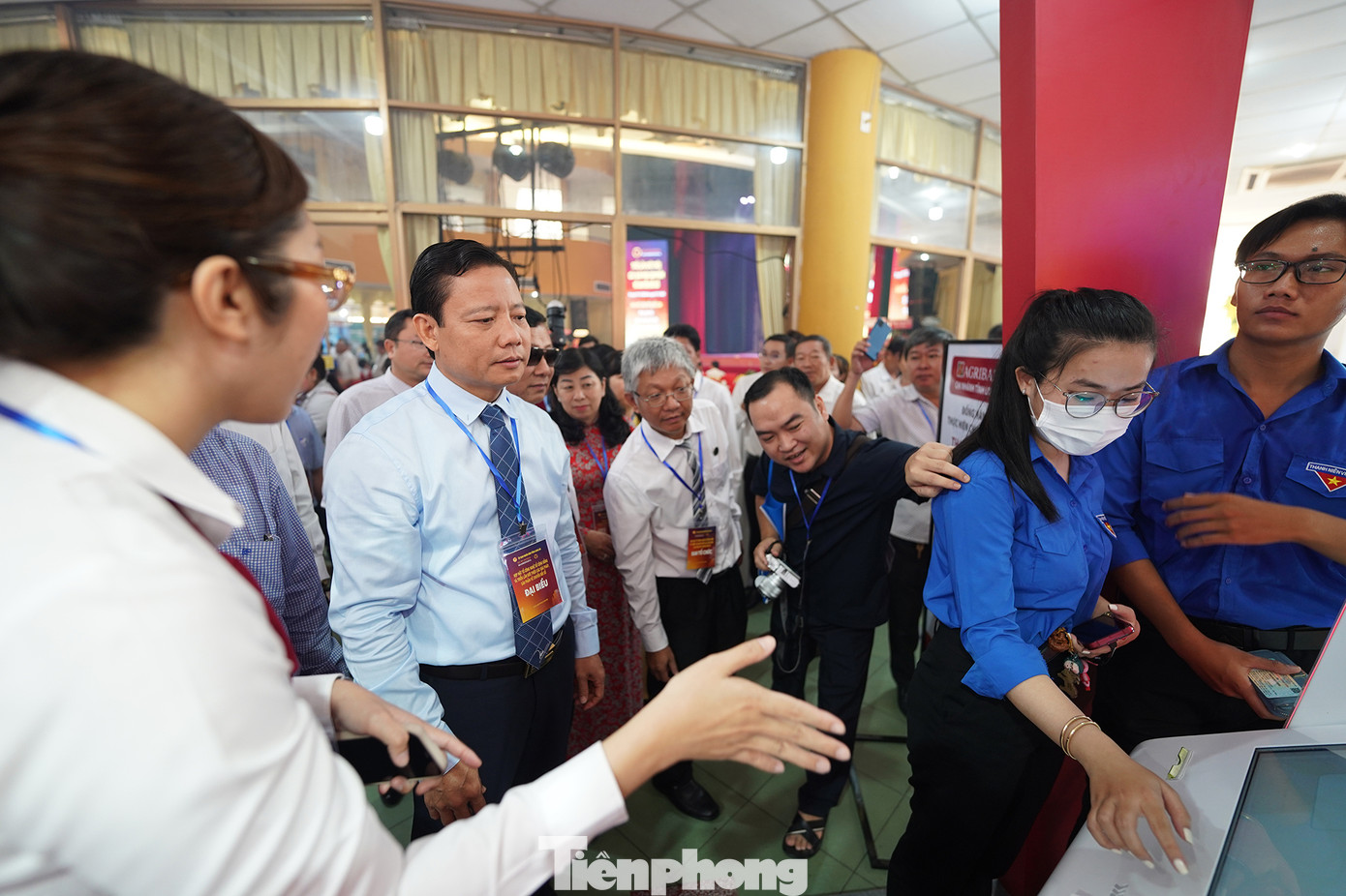 Ông Phạm Tấn Hoà đang lắng nghe thuyết trình về ngân hàng số Agribank Digital cung cấp cho khách hàng trải nghiệm Ngân hàng số hoàn toàn tự động, nhanh chóng, an toàn và bảo mật...