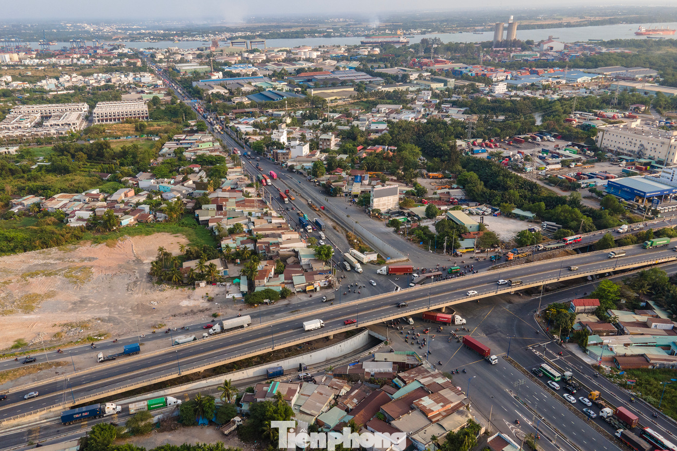 Vào giờ cao điểm, di chuyển qua đây là nỗi ám ảnh của những người đi xe máy.