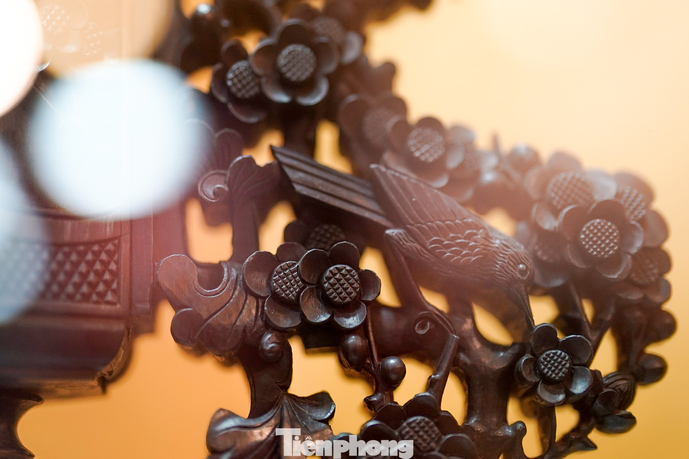 Chân đế, một vật dụng trong nhóm thờ cúng được chạm trổ bắt mắt với những chi tiết nhỏ như cây tăm, hay chỉ vài phân.