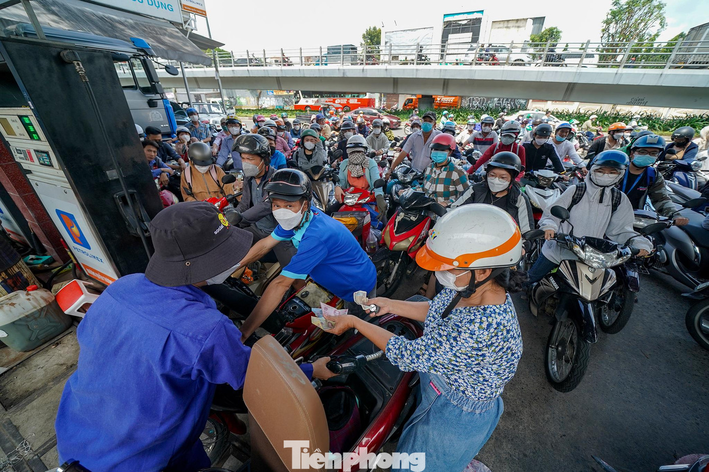 Ngày 1/11, Giám đốc Sở Công Thương TPHCM Bùi Tá Hoàng Vũ cho biết, tình hình cung ứng xăng dầu trên địa bàn hiện còn nhiều khó khăn. Đến 12h ngày 1/11, trên địa bàn thành phố có 108 cửa hàng thiếu xăng, có 4/550 cửa hàng xăng dầu tạm ngưng hoạt động để sửa chữa, trong bối cảnh trung bình một ngày thành phố tiêu thụ 6.880m3 xăng dầu.