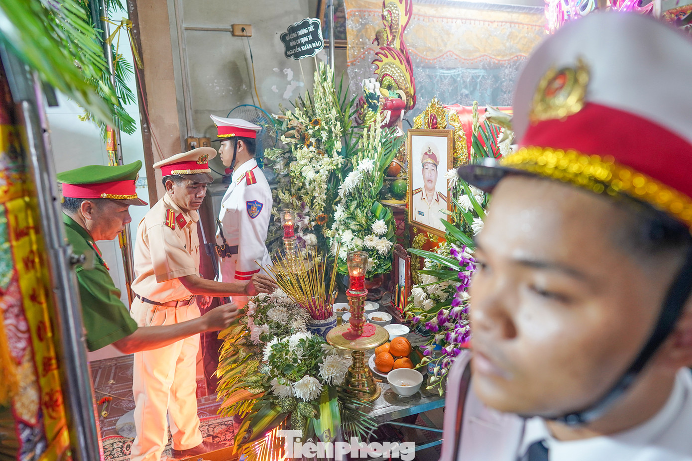 Nén hương nghĩa tình, đưa tiễn đồng đội về với đất mẹ.