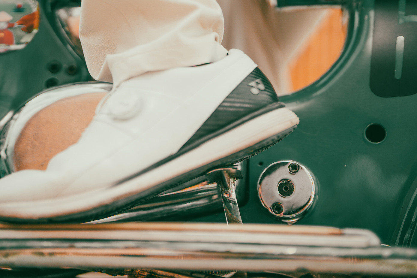 Dòng xe này tạo sự khác biệt khi có chân phanh bên trái, đạp ngược về phía sau. Chi tiết logo trên tay lái chứng tỏ được giữ nguyên bản. Cần khởi động (giò đạp) nằm ngay phía trên cần số. Khi tác động, người điều khiển đứng (không ngồi trên xe), dùng chân đạp nổ máy. Các chi tiết logo được dập nổi ở nhiều bộ phận linh kiện còn nguyên vẹn càng tôn lên giá trị thời gian của chiếc xe theo năm tháng.