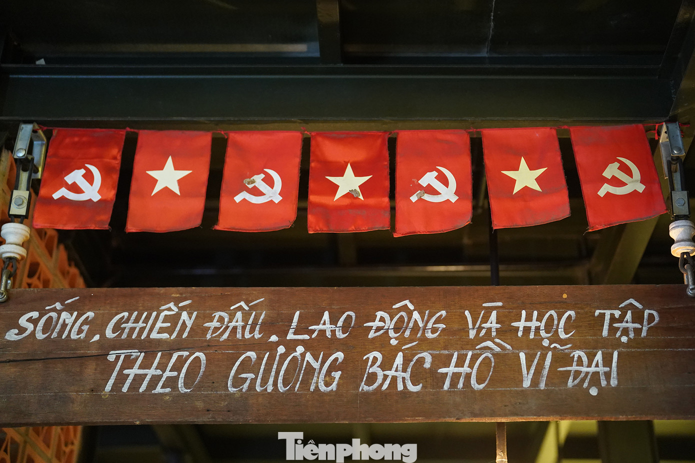 “Tôi thật sự thấy ấn tượng khi bước chân vào quán. Chưa có dịp được ra Hà Nội, nhưng hình ảnh Thủ đô được khắc họa trong quán cà phê, phần nào giúp tôi thấy được thành phố có gì. Ngoài đường xe cộ tấp nập, nhưng ngồi trong quán cà phê, tôi cảm thấy rất nhẹ nhàng”, anh Tiến, một vị khách cảm nhận.