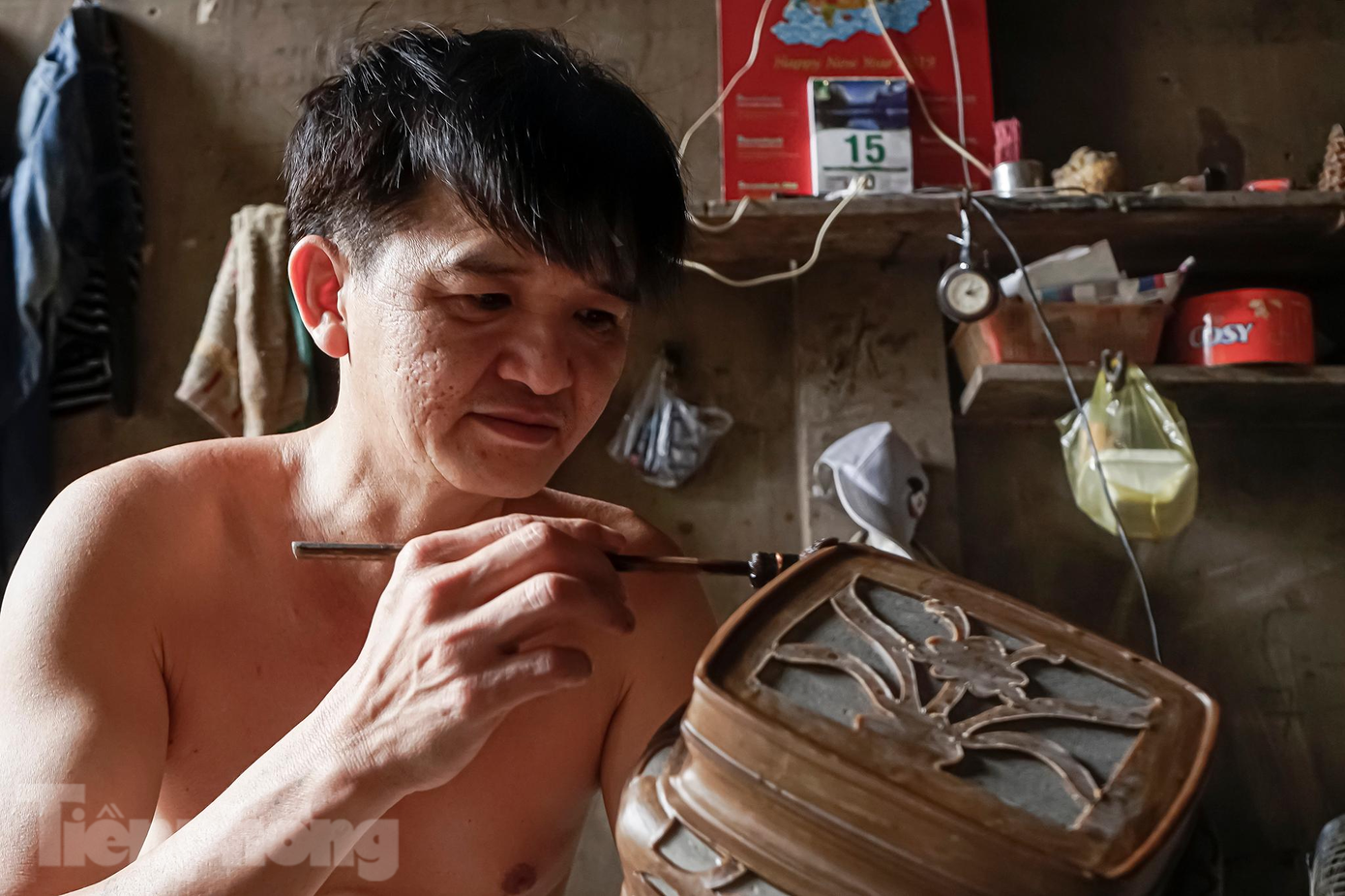 Những năm gần đây, làng lư đồng An Hội chỉ duy trì được số hộ đếm trên đầu ngón tay. Sau đại dịch, số cơ sở còn duy trì lại ít hơn. Những người thợ có tay nghề, gắn bó hàng chục năm như thế này phải tìm đường khác sinh nhai. "Thợ đã gắn bó với mình từ 10-20 năm nay và chỉ có cái nghề này kiếm sống, nếu ngưng thì họ biết làm gì bây giờ. Phải ráng làm để trả lương và có chút thưởng cho thợ mua quà bánh về quê đón Tết.", chủ lò Út Lèo tâm sự. Những năm gần đây, làng lư đồng An Hội chỉ duy trì được số hộ đếm trên đầu ngón tay. Sau đại dịch, số cơ sở còn duy trì lại ít hơn. Những người thợ có tay nghề, gắn bó hàng chục năm như thế này phải tìm đường khác sinh nhai. "Thợ đã gắn bó với mình từ 10-20 năm nay và chỉ có cái nghề này kiếm sống, nếu ngưng thì họ biết làm gì bây giờ. Phải ráng làm để trả lương và có chút thưởng cho thợ mua quà bánh về quê đón Tết.", chủ lò Út Lèo tâm sự.