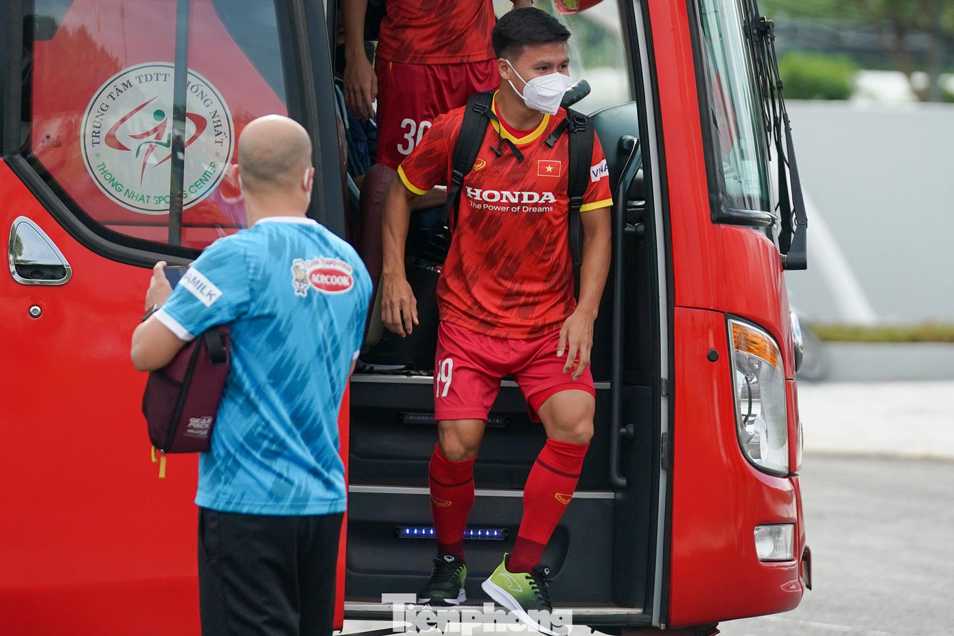 Trước đó, tối 19/9, tiền vệ Nguyễn Quang Hải đáp chuyến bay xuống sân bay Tân Sơn Nhất (TPHCM) để hội quân cùng đội tuyển Việt Nam tham gia giải đấu giao hữu quốc tế- cúp Hưng Thịnh 2022.