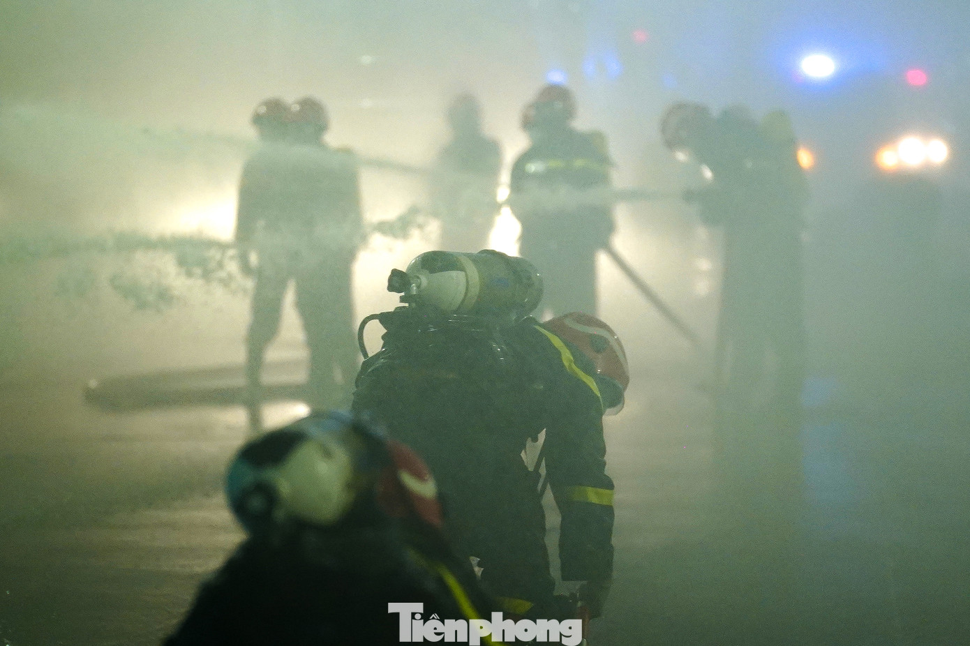 Lực lượng CNCH phía sau triển khai nhanh chóng công tác cứu hộ các nạn nhân.