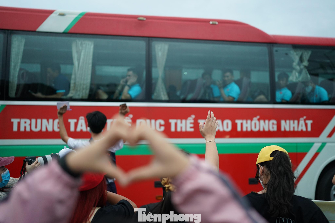 Nhiều người hâm mộ đã đến sân bay chờ từ 14h để gặp thần tượng. Nhiều người hâm mộ đã đến sân bay chờ từ 14h để gặp thần tượng.