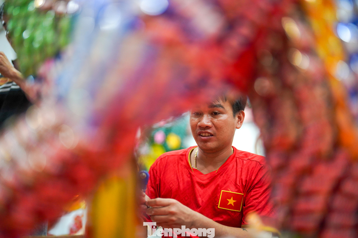 &quot;Cái này không làm dối, làm ẩu được vì khi mình không tập trung, các viên kẹo sẽ bị lệch, những chi tiết sau sẽ lệch theo&quot;, một thành viên chia sẻ.