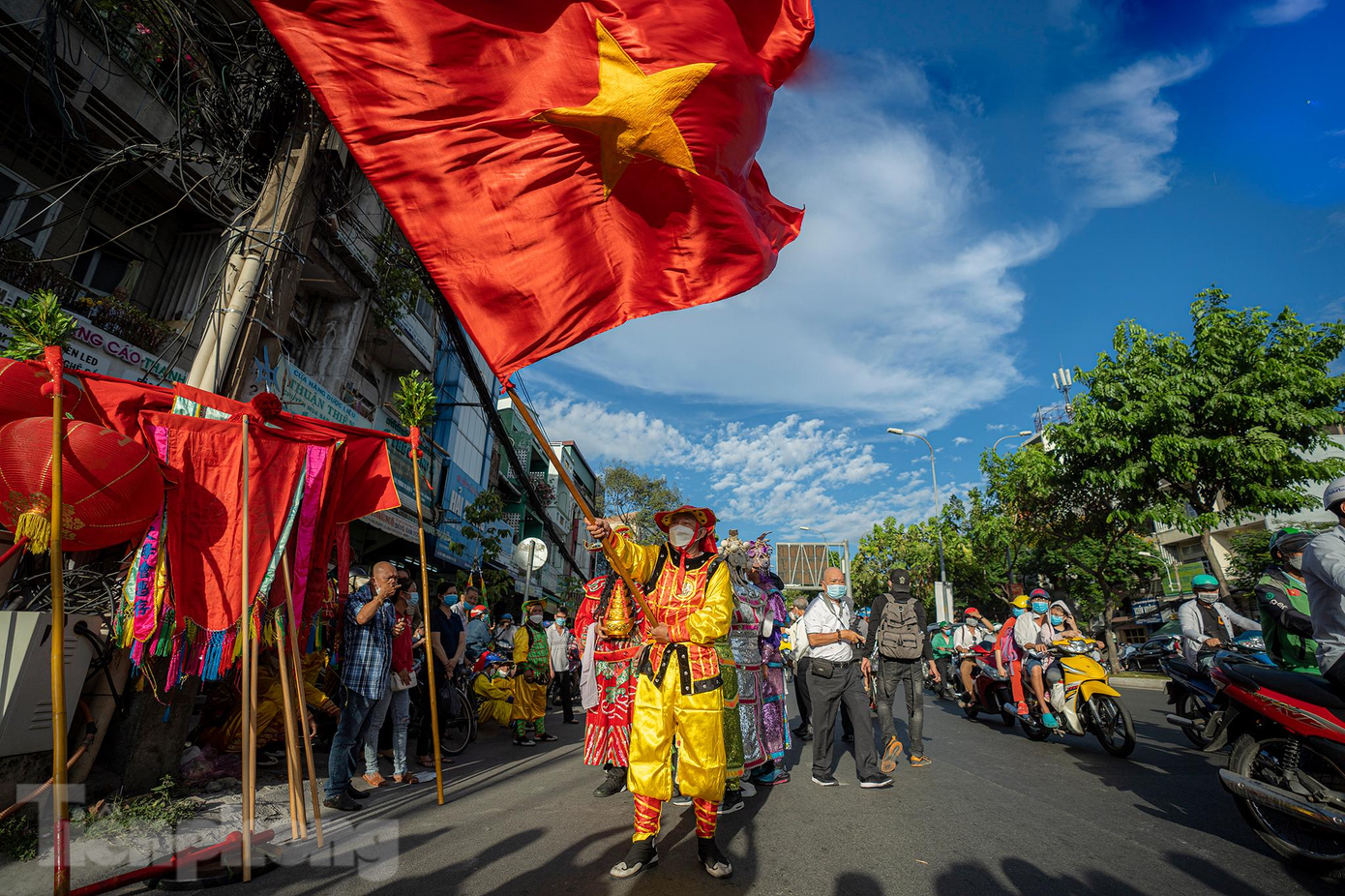 Đầu giờ chiều 15/2, các diễn viên, đội lân bắt đầu tập trung tại đầu đường Hải Thượng Lãn Ông (quận 5), chuẩn bị cho lễ diễu hành. Đầu giờ chiều 15/2, các diễn viên, đội lân bắt đầu tập trung tại đầu đường Hải Thượng Lãn Ông (quận 5), chuẩn bị cho lễ diễu hành.