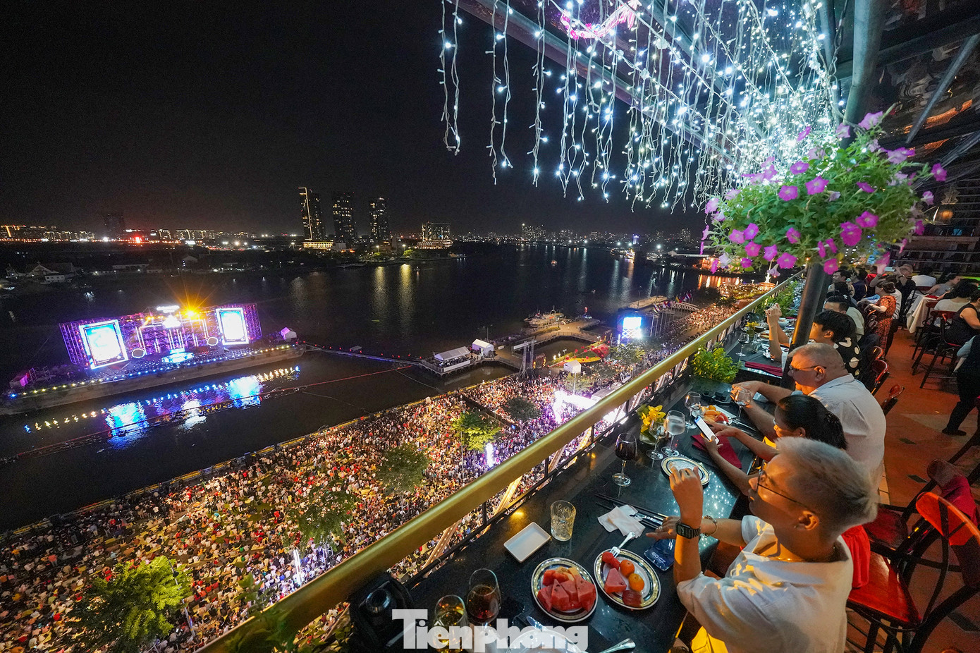 Một số du khách may mắn đặt chỗ một số khách sạn có view nhìn ra sông khá lý tưởng. Trong ảnh, các du khách đang ngồi tại nhà hàng trên tầng 8, khách sạn Majestic hướng nhìn trực diện ra sân khấu.