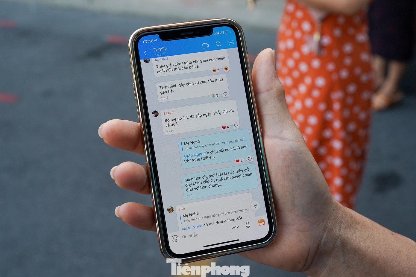 Một đoạn trò chuyện xúc động được chị Đinh Thị Phương (phụ huynh bạn Đ.N.M, học sinh lớp 9A2 trường Hà Huy Tập) ngụ phường Trung Mỹ Tây, quận 12 chia sẻ. "Tôi thật sự rất xúc động trước tinh thần vì học trò của các thầy cô. Thậm chí, con tôi gọi điện cho giáo viên chủ nhiệm lúc 23h, các thầy cô vẫn bắt máy. Cha mẹ và thầy cô sát sao từng bước với các con; làm mọi thứ để các con có thể yên tâm đi thi", chị Đinh Thị Phương chia sẻ.