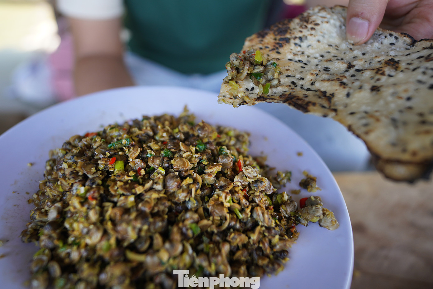 Độc đáo hơn chính là trải nghiệm bơi thuyền SUB đi mò hến. Phần chế biến món hến xúc bánh tráng sẽ được đội hỗ trợ trên đảo Du Mục thực hiện. Độc đáo hơn chính là trải nghiệm bơi thuyền SUB đi mò hến. Phần chế biến món hến xúc bánh tráng sẽ được đội hỗ trợ trên đảo Du Mục thực hiện.