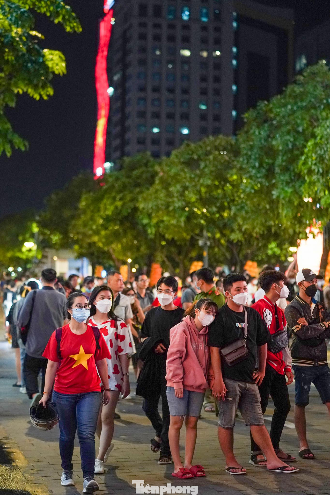 Cả một toà nhà cũng "màu cờ sắc áo", hoà chung niềm vui với người hâm mộ. Cả một toà nhà cũng "màu cờ sắc áo", hoà chung niềm vui với người hâm mộ.