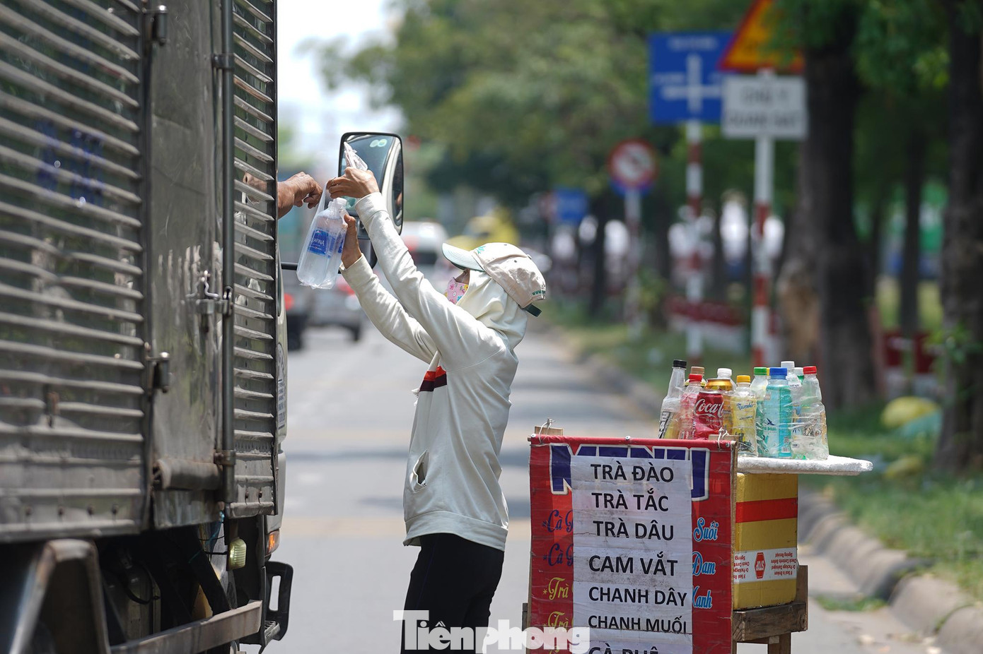Cánh xe tải bổ sung thêm nước. Theo người bán nước, những ngày nắng nóng, nước suối ướp lạnh, đá chanh, trà tắc và trà đá là bán chạy nhất. Cánh xe tải bổ sung thêm nước. Theo người bán nước, những ngày nắng nóng, nước suối ướp lạnh, đá chanh, trà tắc và trà đá là bán chạy nhất.