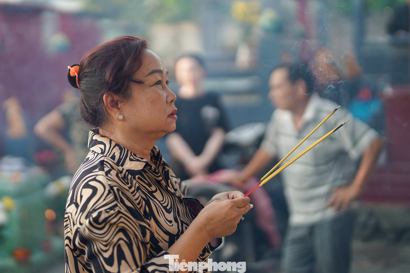 "Lễ vật đem đi tảo mộ không cần quá cầu kỳ nhưng phải thể hiện được sự thành kính của con cháu đối với ông bà, tổ tiên. Ngày tảo mộ thường diễn ra từ ngày 20 tháng Chạp đến tối 30 Tết tùy theo truyền thống của từng gia đình", bà Nguyễn Thị Thu Ba chia sẻ sau khi khấn tổ tiên. "Lễ vật đem đi tảo mộ không cần quá cầu kỳ nhưng phải thể hiện được sự thành kính của con cháu đối với ông bà, tổ tiên. Ngày tảo mộ thường diễn ra từ ngày 20 tháng Chạp đến tối 30 Tết tùy theo truyền thống của từng gia đình", bà Nguyễn Thị Thu Ba chia sẻ sau khi khấn tổ tiên.