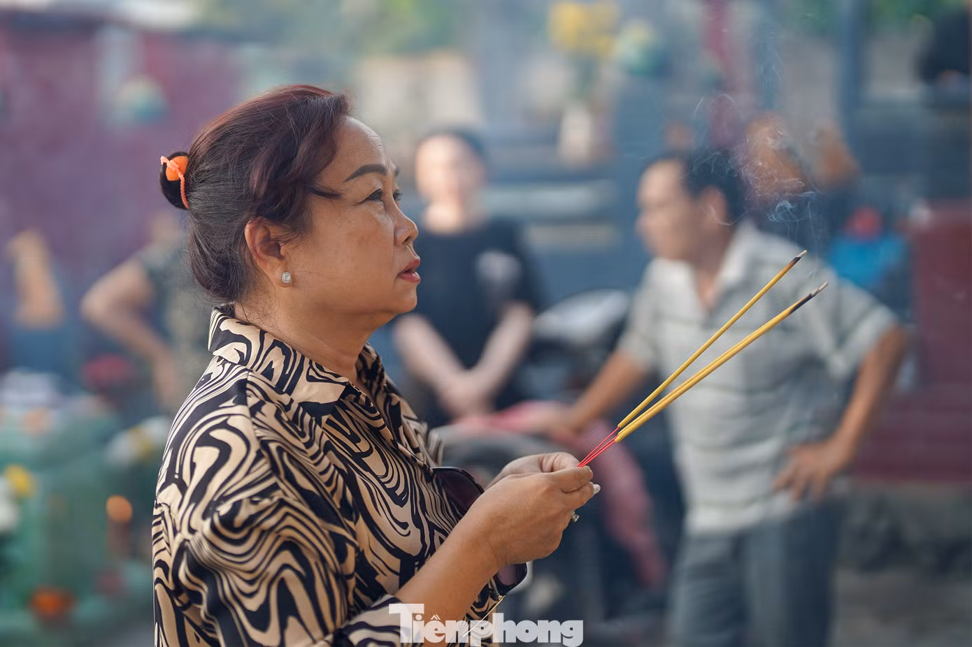 "Lễ vật đem đi tảo mộ không cần quá cầu kỳ nhưng phải thể hiện được sự thành kính của con cháu đối với ông bà, tổ tiên. Ngày tảo mộ thường diễn ra từ ngày 20 tháng Chạp đến tối 30 Tết tùy theo truyền thống của từng gia đình", bà Nguyễn Thị Thu Ba chia sẻ sau khi khấn tổ tiên.