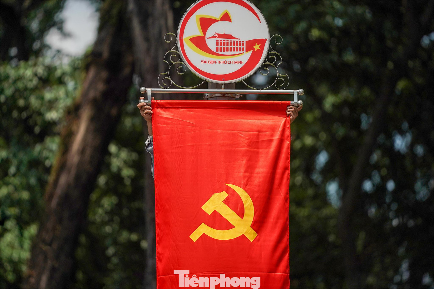 Một số lá cờ được thay mới, căn chỉnh ngay thẳng.