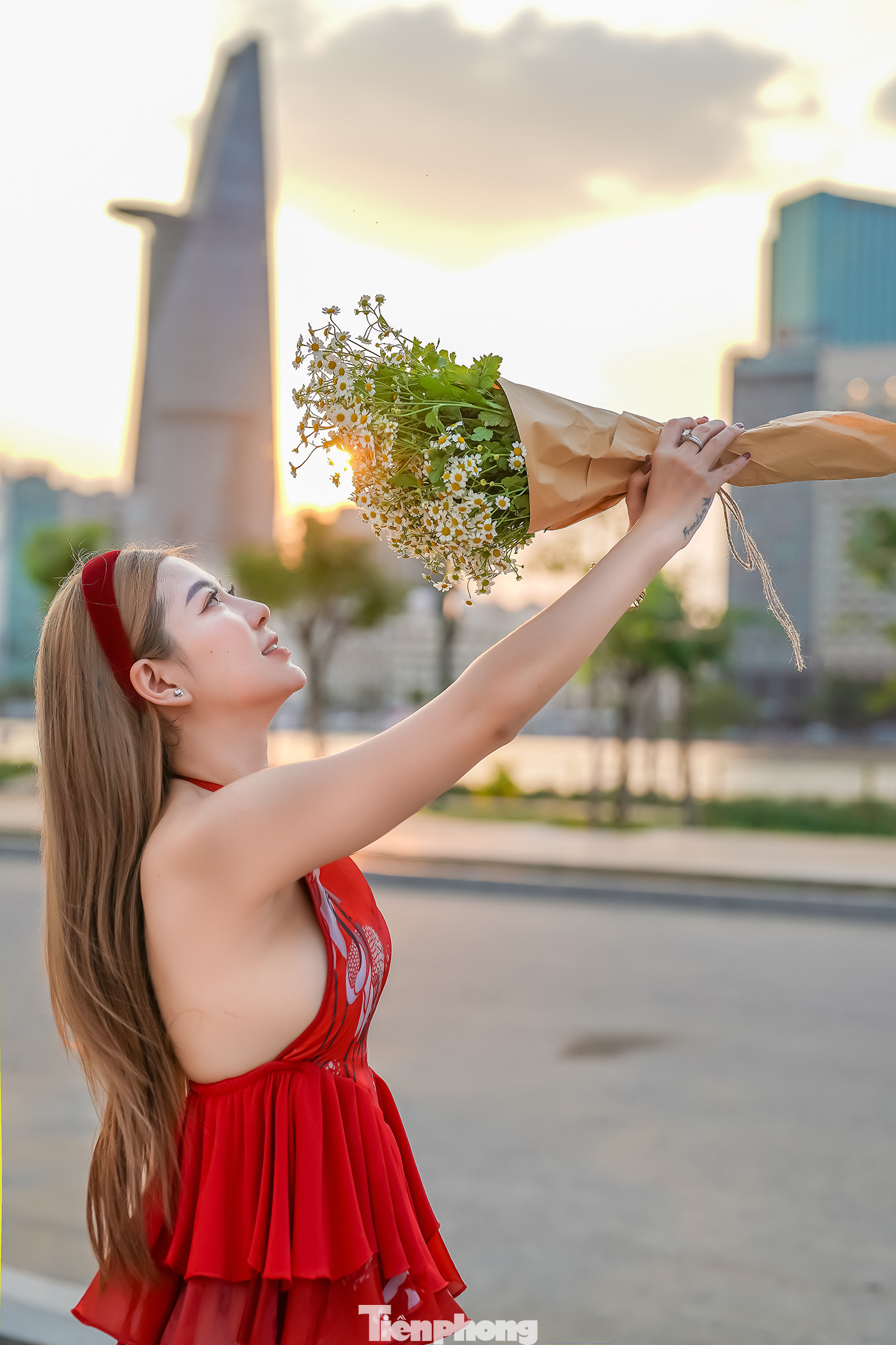 Thả dáng bên vườn hoa hướng dương, chị Tuyết tâm sự: "Cũng lâu rồi chưa ra đây và tôi cũng nghe bạn bè nói rất nhiều về công viên này. Giờ ra mới biết đúng là quá đẹp, nhất là đi lúc ráng chiều"..