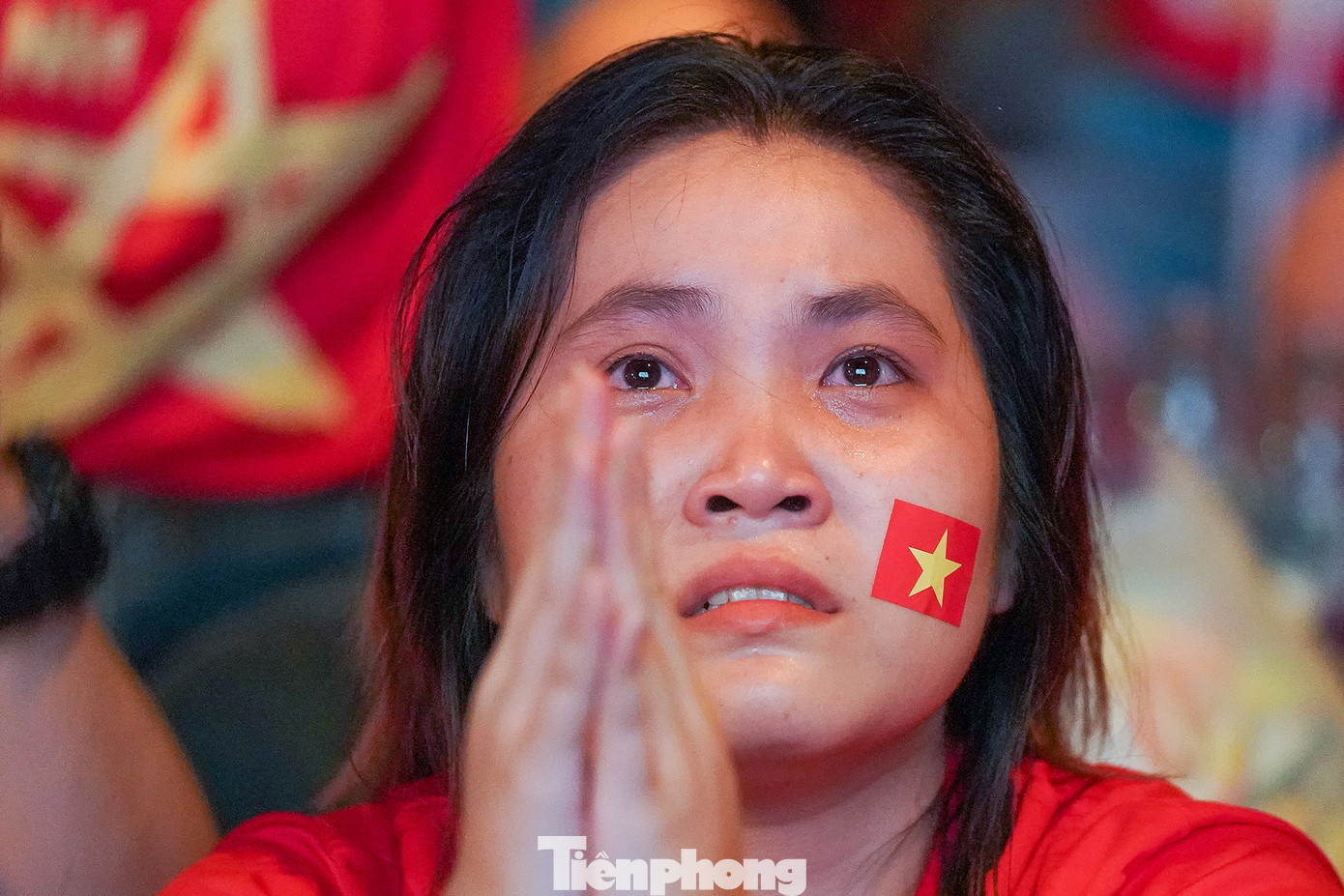 Bạn Nguyễn Thị Tuyền (ngụ quận 8) đã bật khóc khi đội tuyển Việt Nam bị thủng lưới ngay đầu hiệp 2 với pha làm bàn đẳng cấp của Poramet bên phía Thái Lan. Poramet có tình huống ngoặt bóng đánh bại hoàn toàn Quế Ngọc Hải, trước khi đánh bại Văn Lâm trong khung gỗ. Bạn Nguyễn Thị Tuyền (ngụ quận 8) đã bật khóc khi đội tuyển Việt Nam bị thủng lưới ngay đầu hiệp 2 với pha làm bàn đẳng cấp của Poramet bên phía Thái Lan. Poramet có tình huống ngoặt bóng đánh bại hoàn toàn Quế Ngọc Hải, trước khi đánh bại Văn Lâm trong khung gỗ.