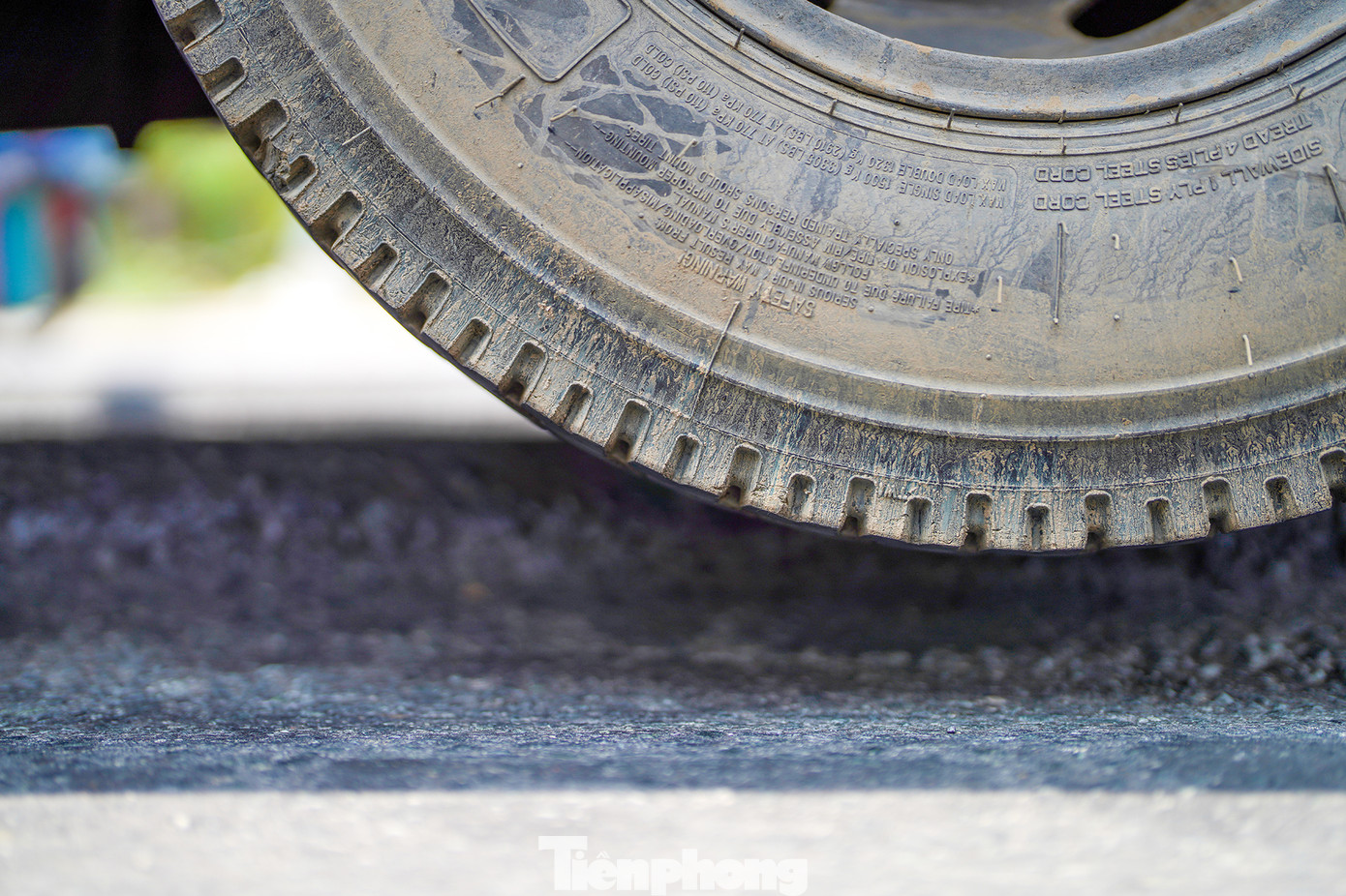 Nhiều phương tiện lưu thông qua tuyến đường tránh TP Tân An gặp nhiều khó khăn, nhất là xe máy mỗi khi rẽ trái vào quốc lộ 62 để đi thị xã Kiến Tường vì rất dễ bị té ngã. Trong ảnh, có thể thấy rõ vết lún lõm xuống khoảng 5cm, gây nguy hiểm cho xe máy nếu người điều khiển không để ý.