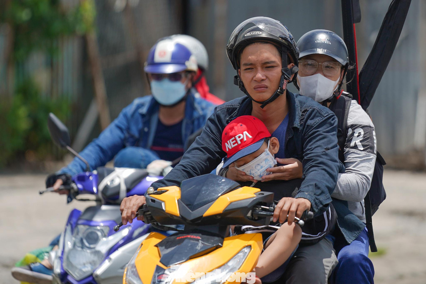 Một em nhỏ thiếp đi sau hành trình dài.